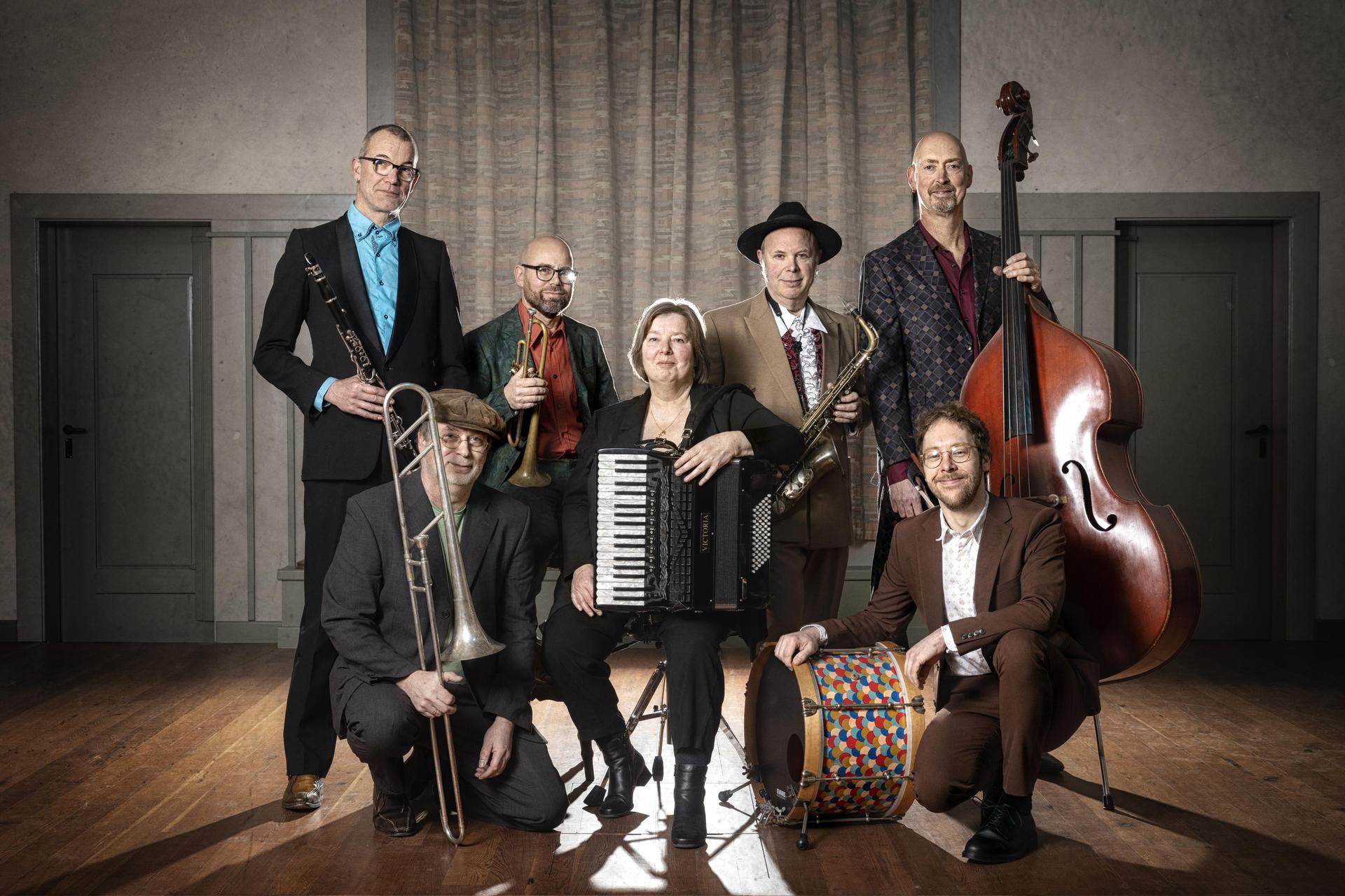 Klezmerband met zichtbare instrumenten zoals klarinet, accordeon en contrabas