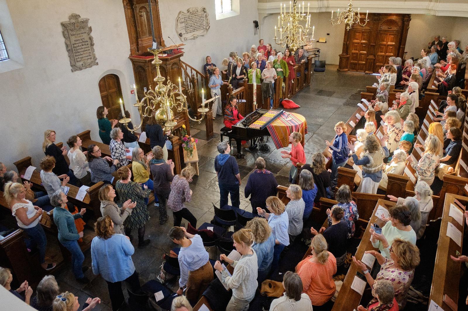 Groep vrouwen zingen in een kerk