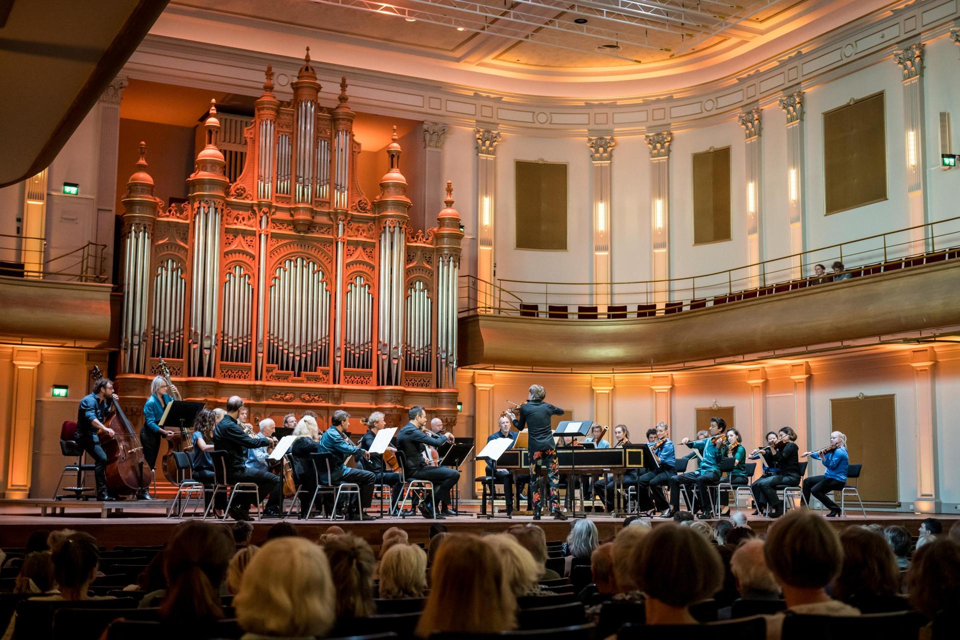 Orkest op het podium in de Grote Zaal