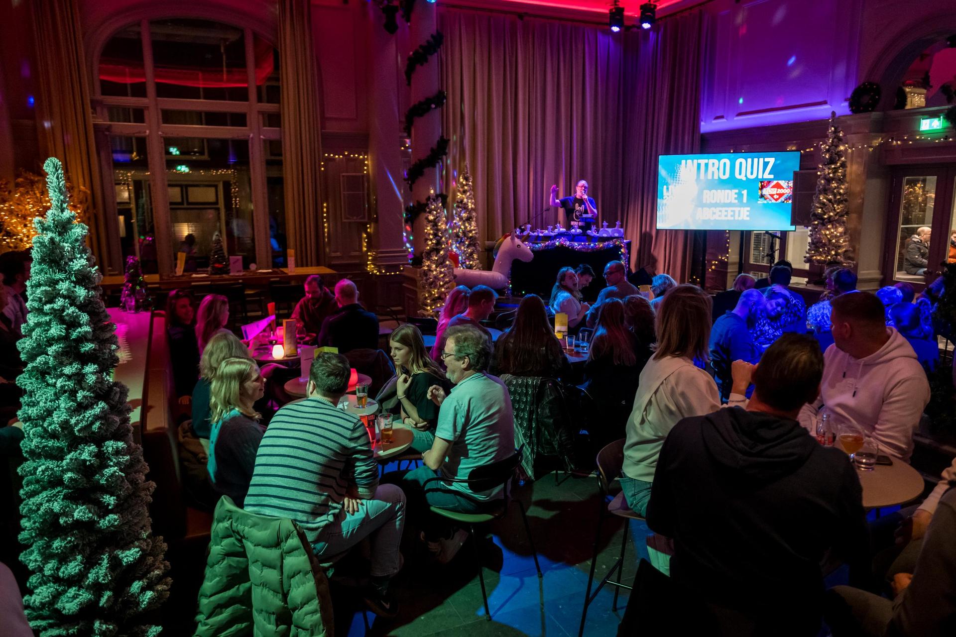 gasten doen mee aan een popquiz in het phil café