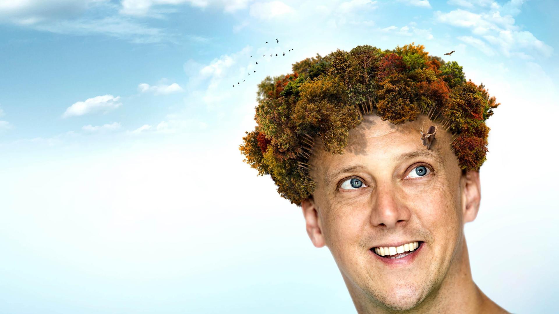 Jochem Myjer met wolken om zich hen