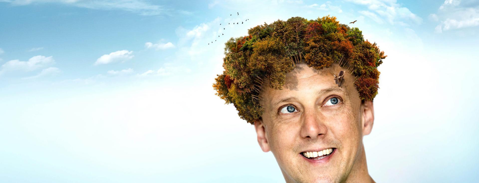 Jochem Myjer met wolken om zich hen