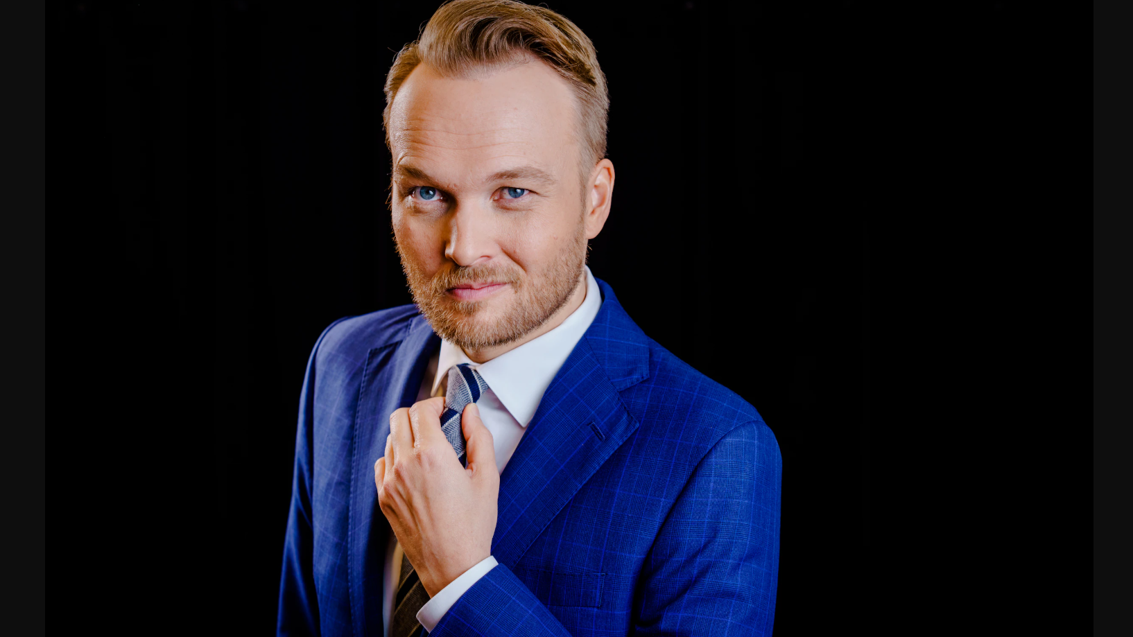 arjen lubach in blauw pak