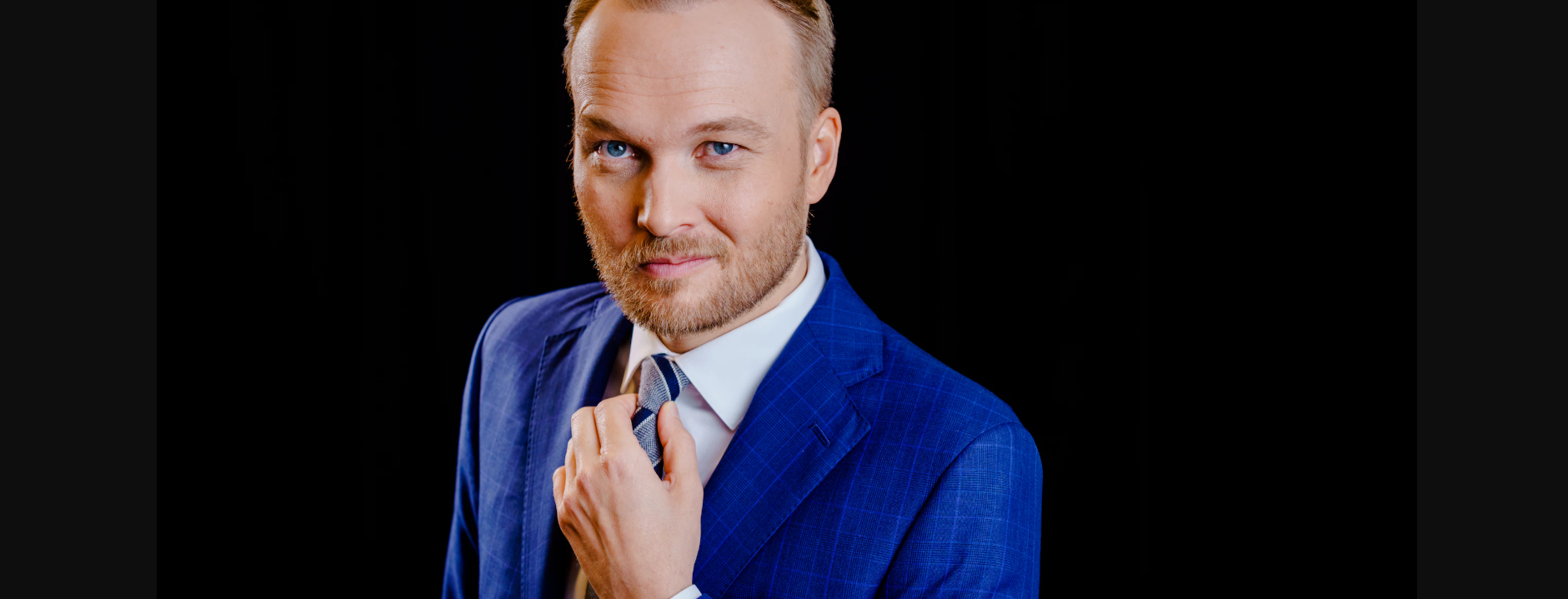 arjen lubach in blauw pak