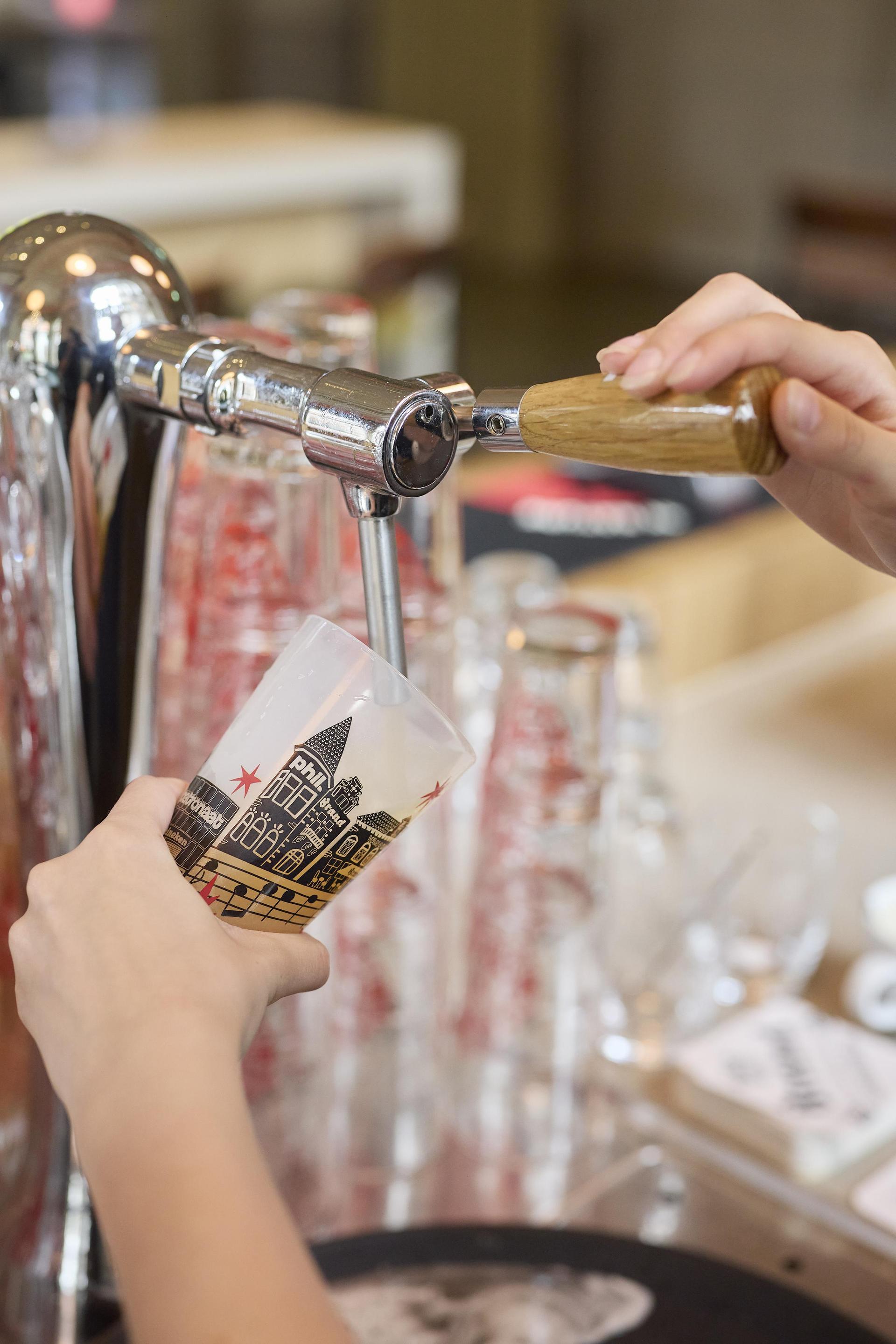 Horecamedewerker tapt een biertje