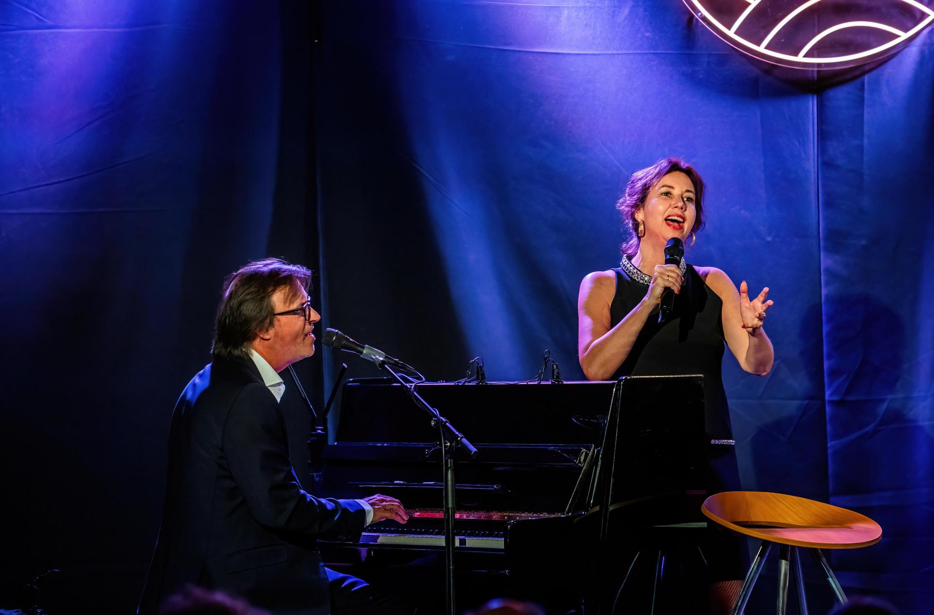 Zangeres Britta Maria op het podium met pianist tijdens optreden