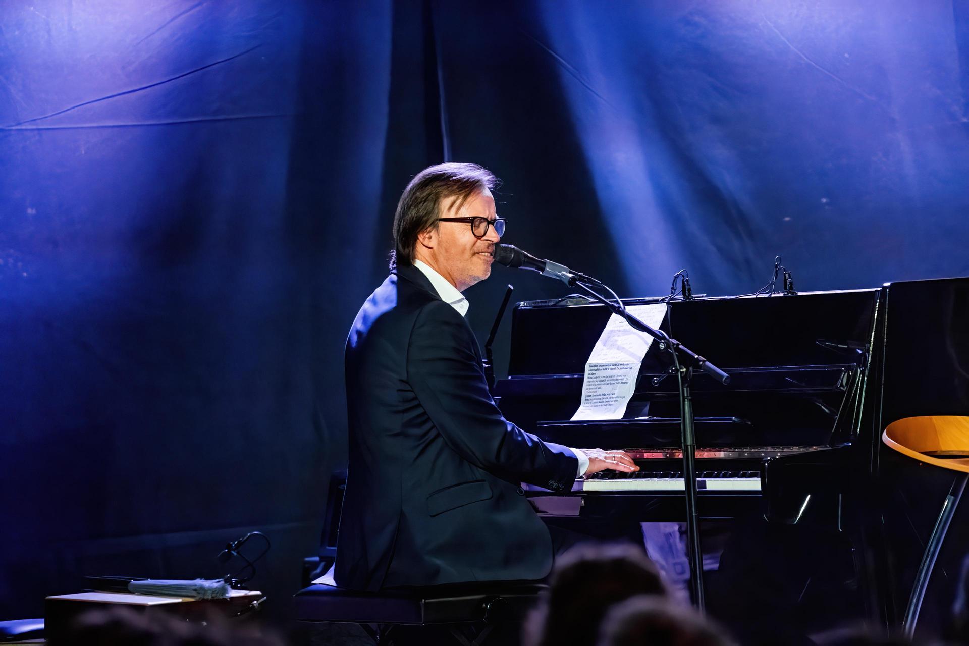 Zangeres Britta Maria op het podium met pianist tijdens optreden