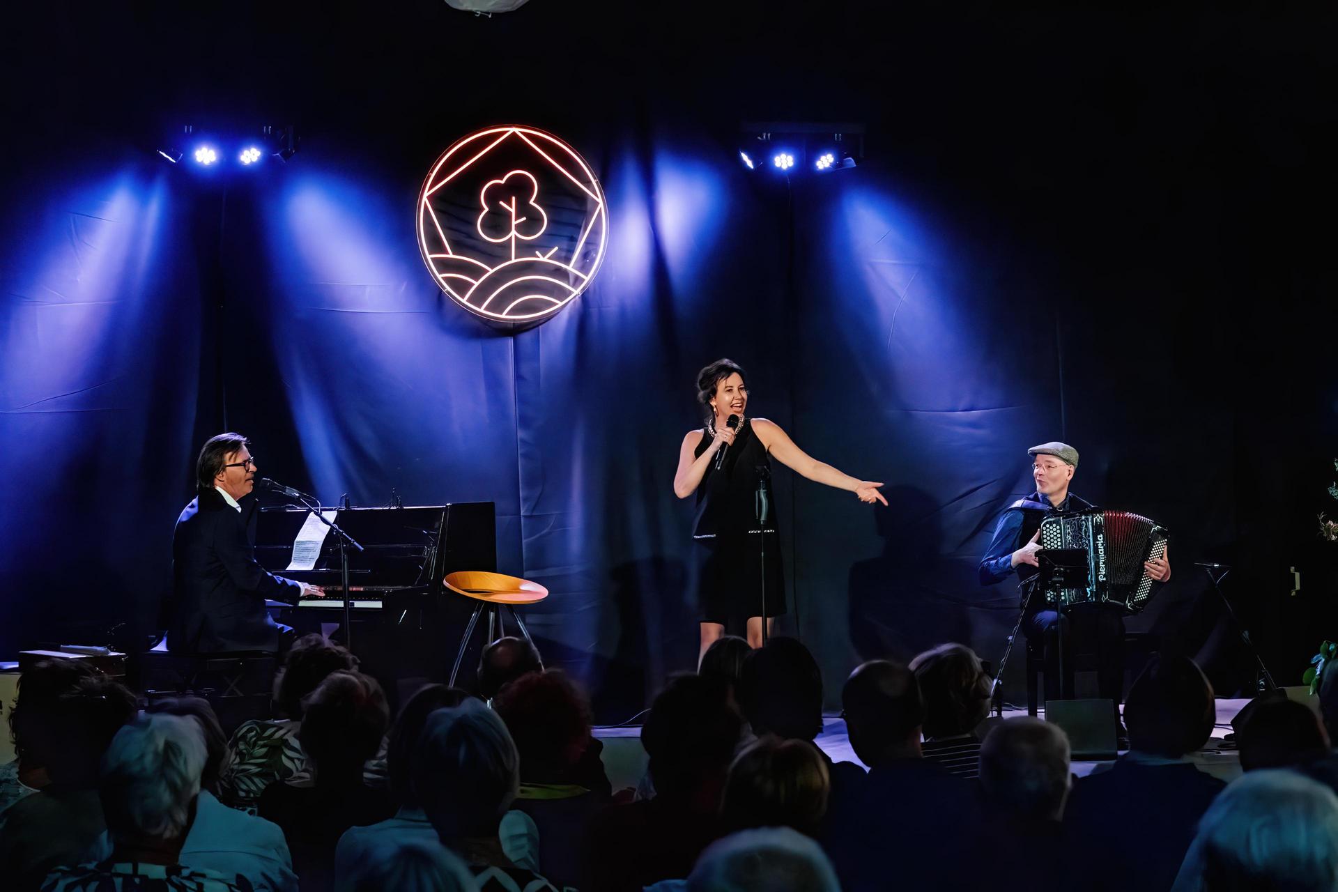 Zangeres Britta Maria op het podium met pianist tijdens optreden