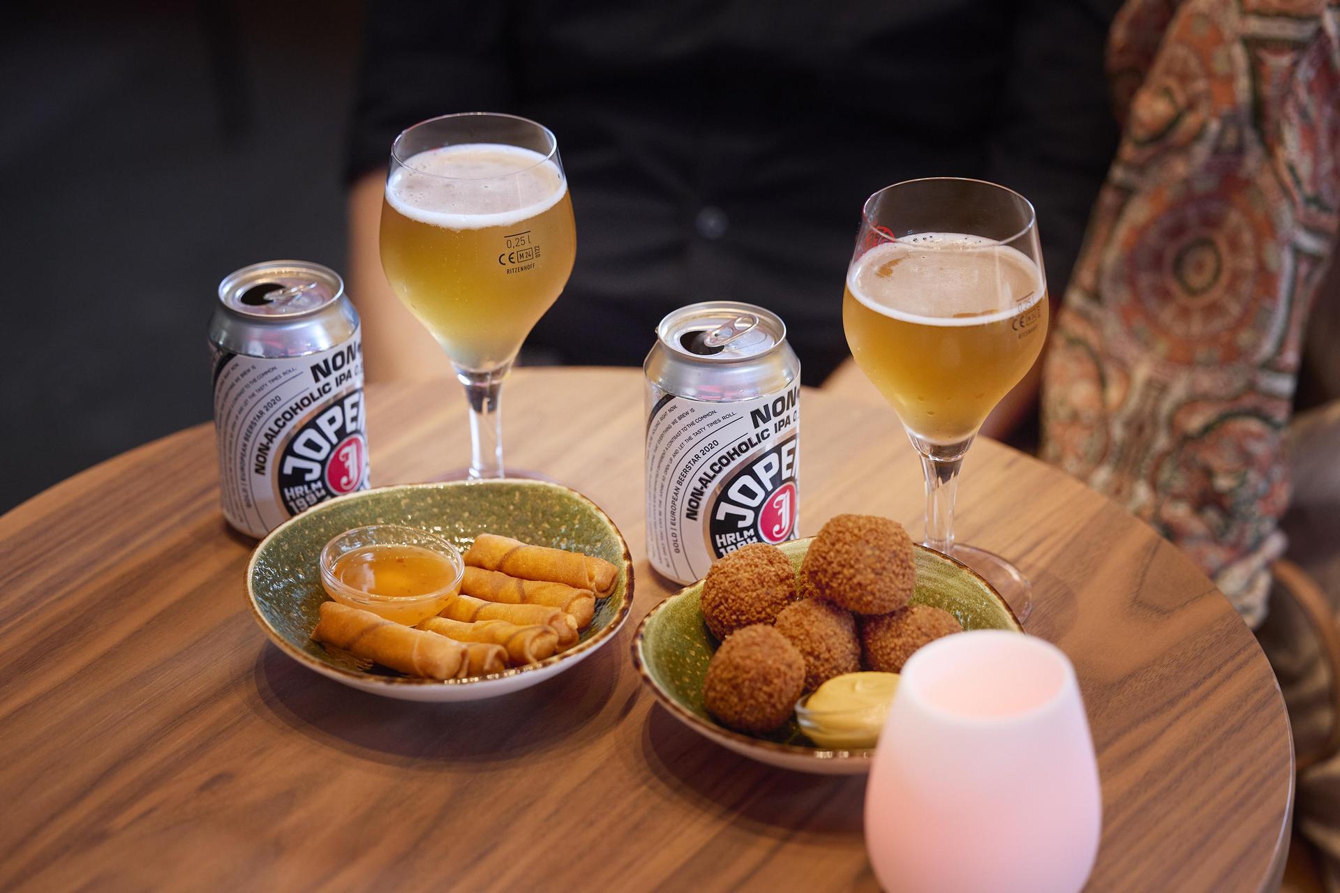 Tafel met borrelhapjes en Jopen bier PHIL Haarlem