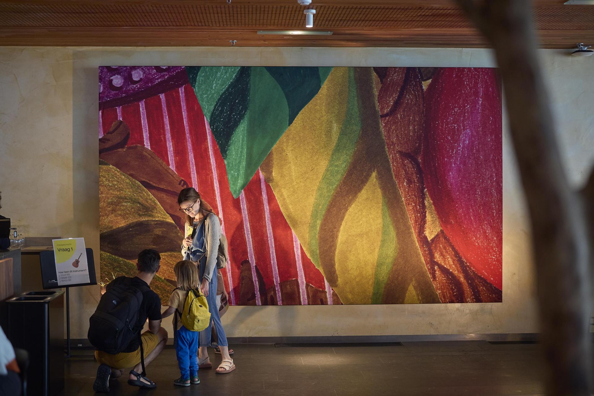 Wandpaneel van Hedy Tjin in de Grote Foyer