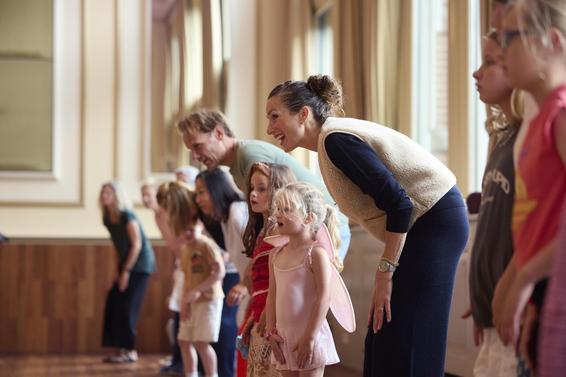 Kind en ouder nemen deel aan workshop in de PHIL
