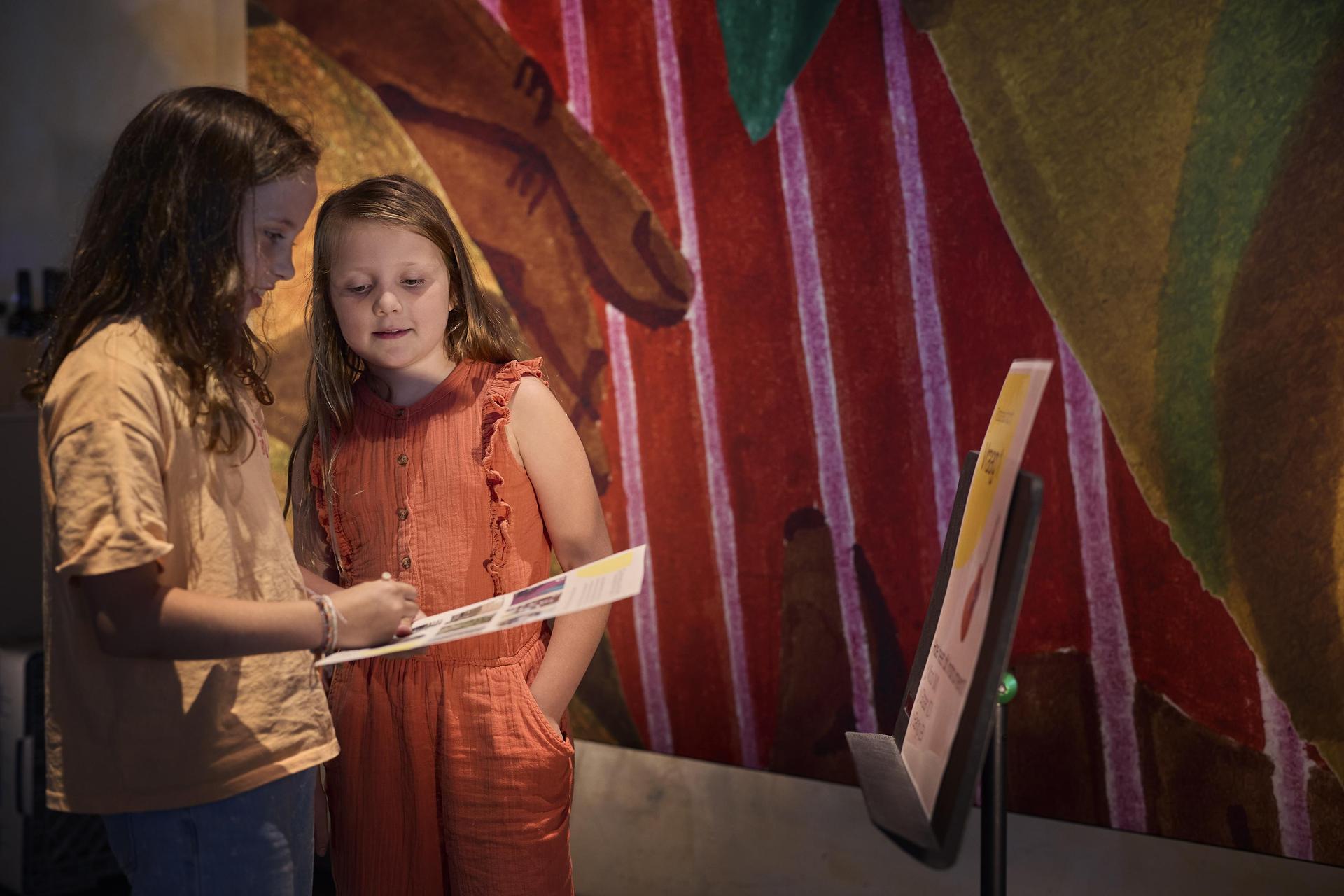 Kinderen doen speurtocht in de PHIL