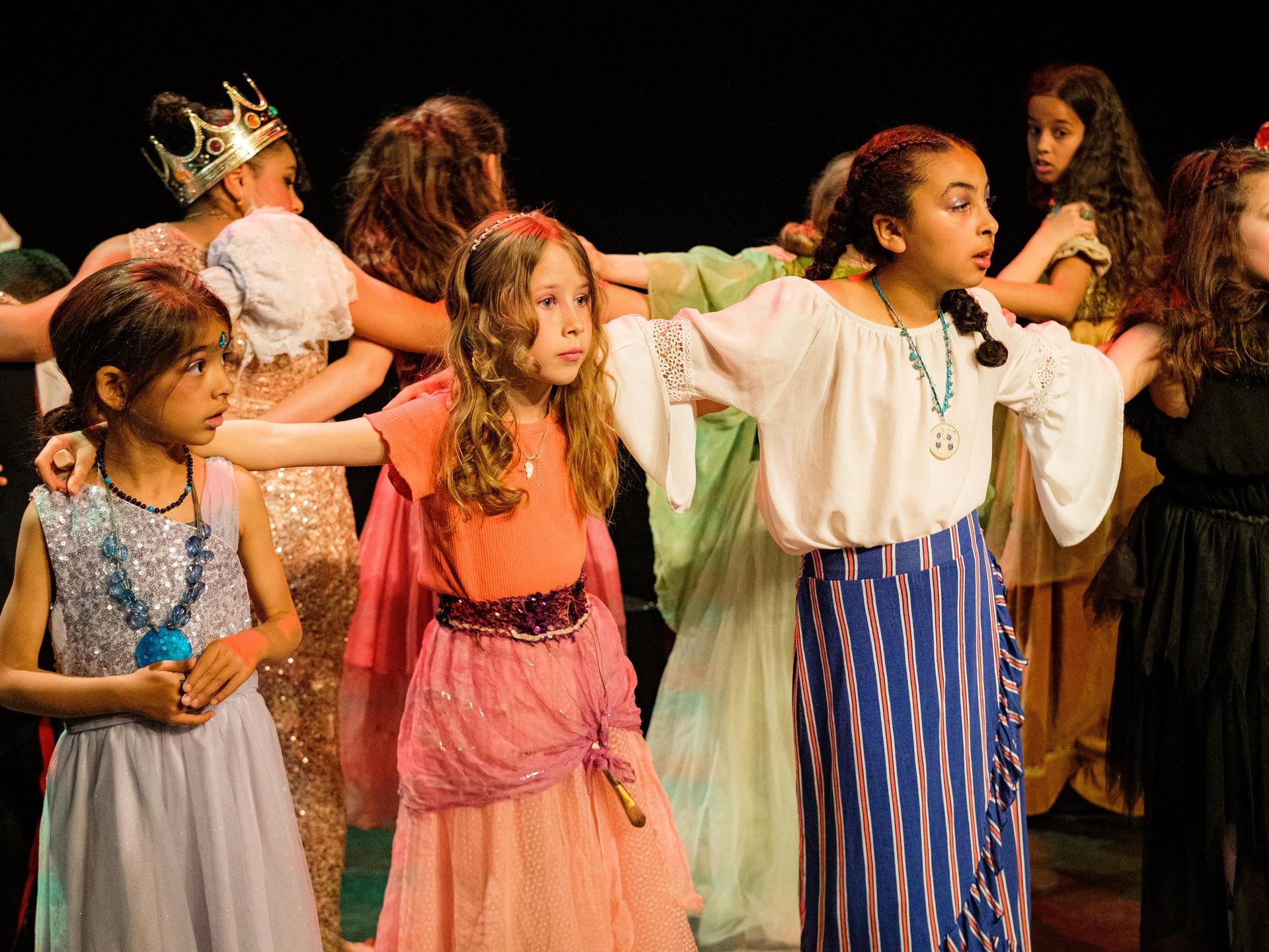 Kinderen spelen uitvoering op het podium