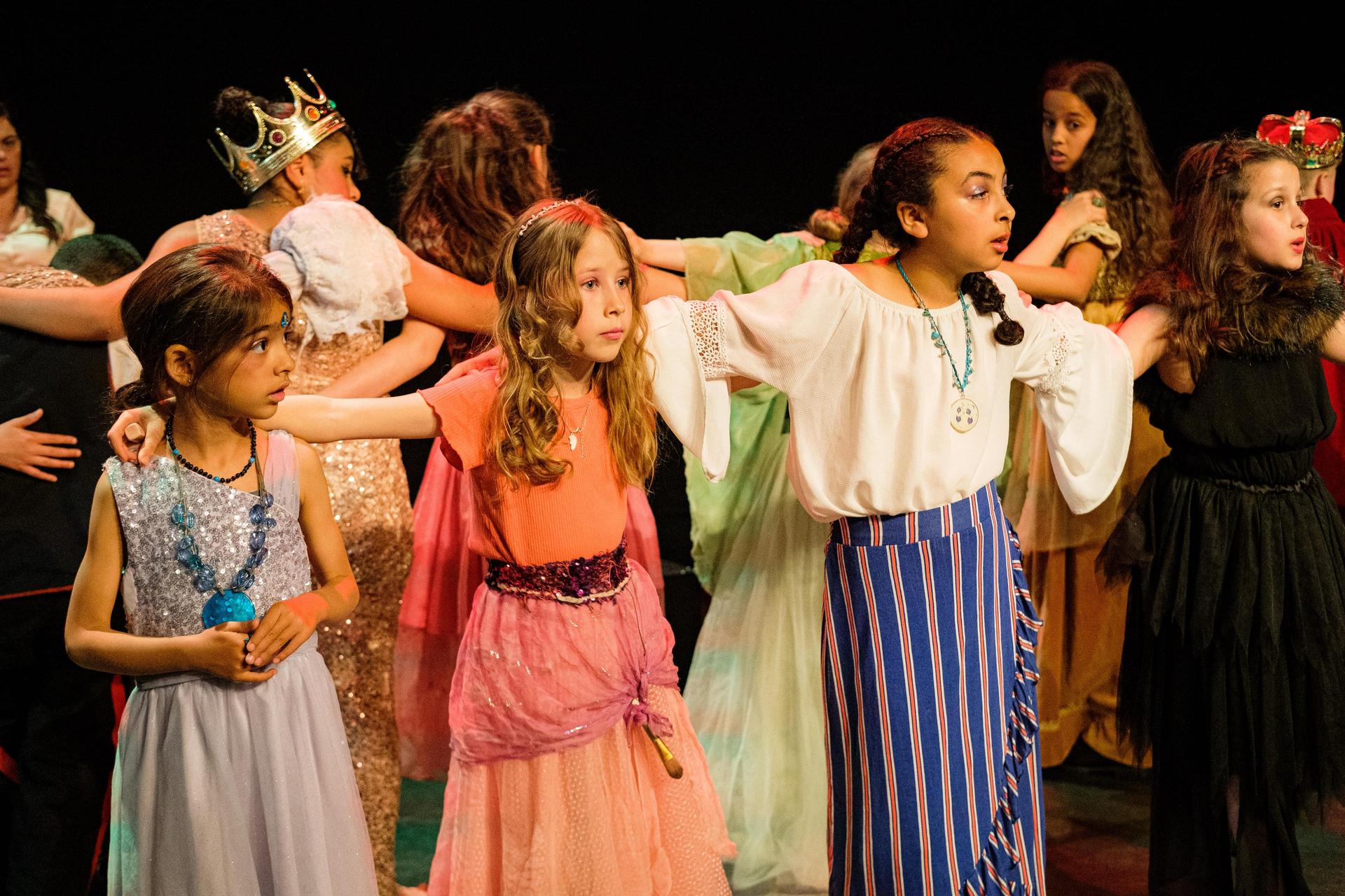 Kinderen spelen uitvoering op het podium