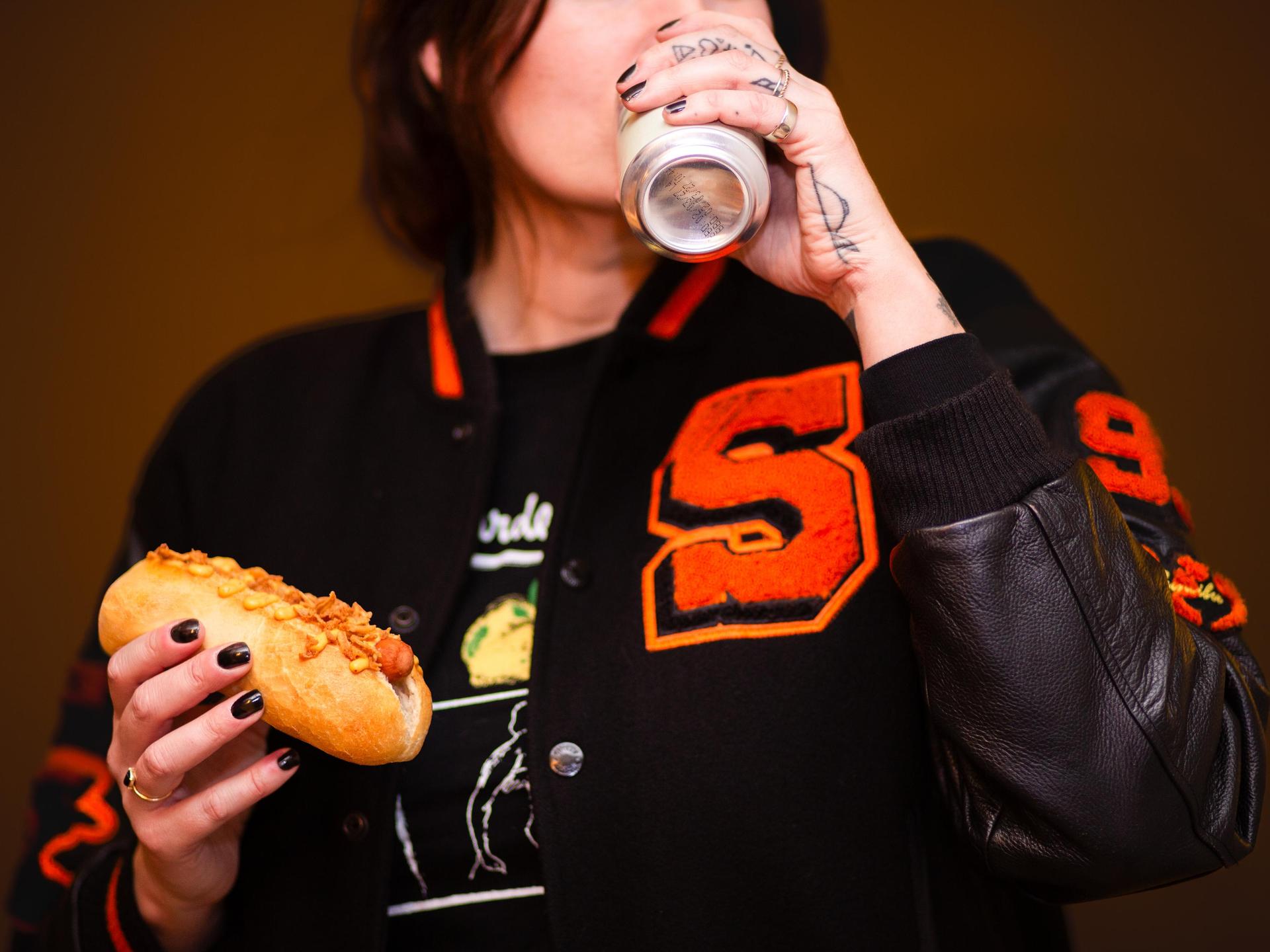 Een Punk Dog (hotdog) met een blikje Strip bier