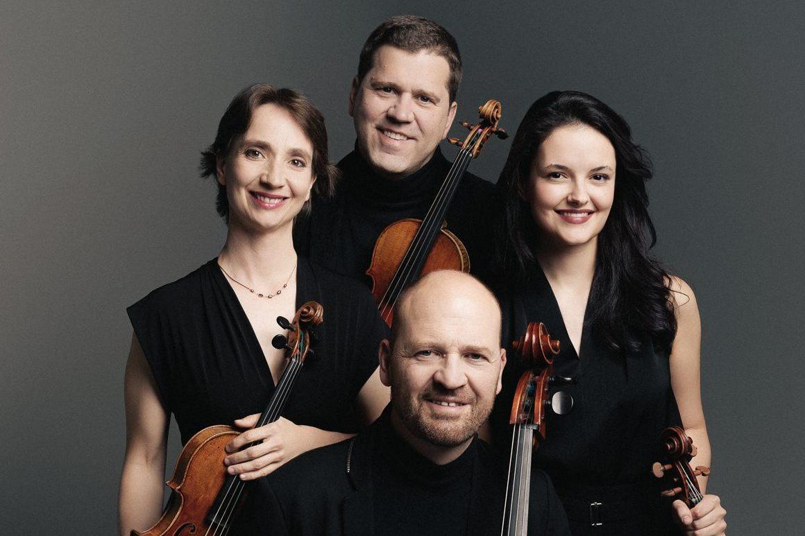 Cuarteto Casals poseert met hun instrument