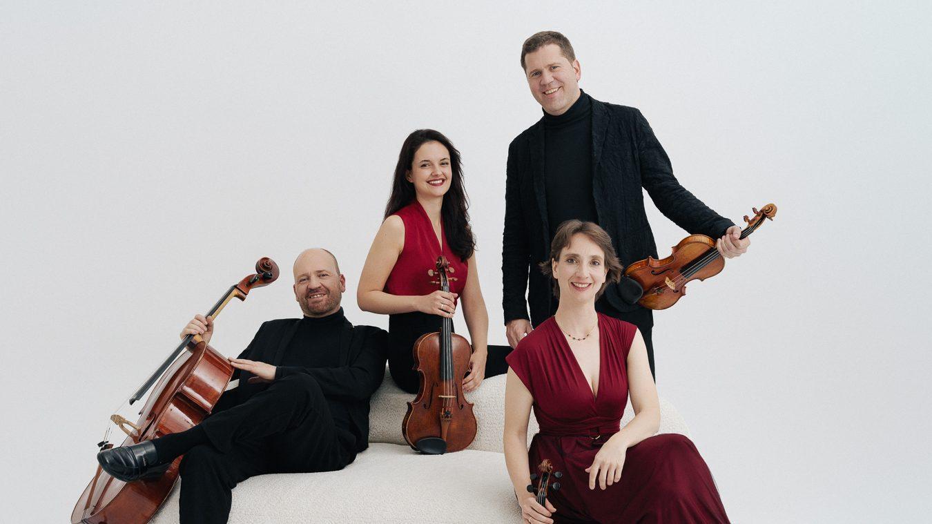 Cuarteto Casals poseert met hun instrumenten