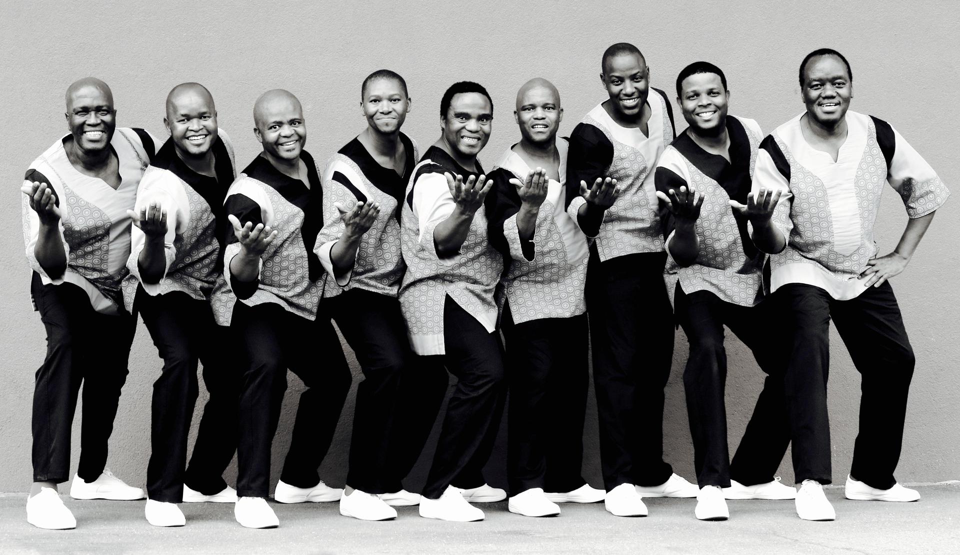 Het Zuid-Afrikaanse Ladysmith Black Mambazo poseert