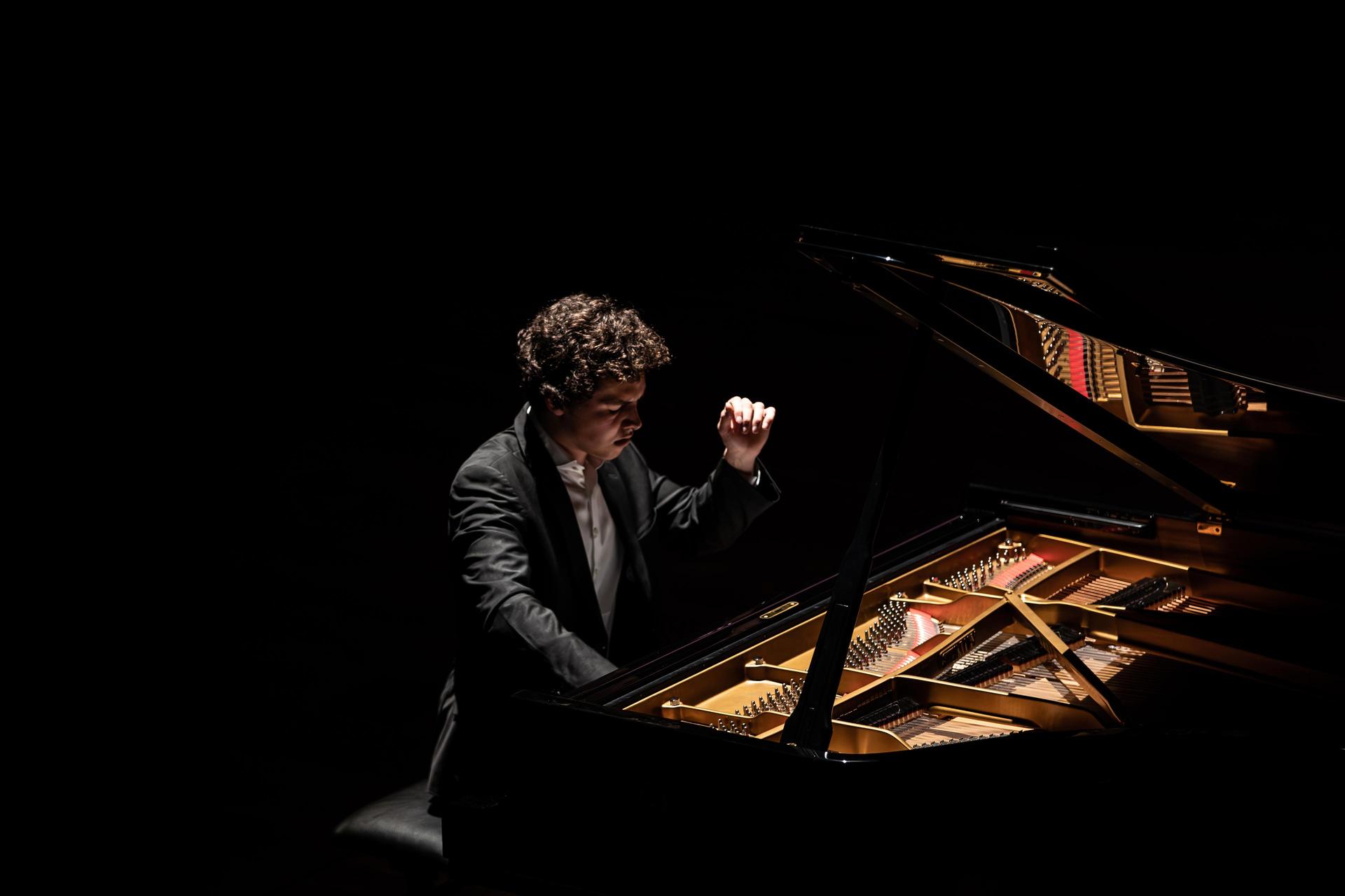 Nikola zit achter de piano