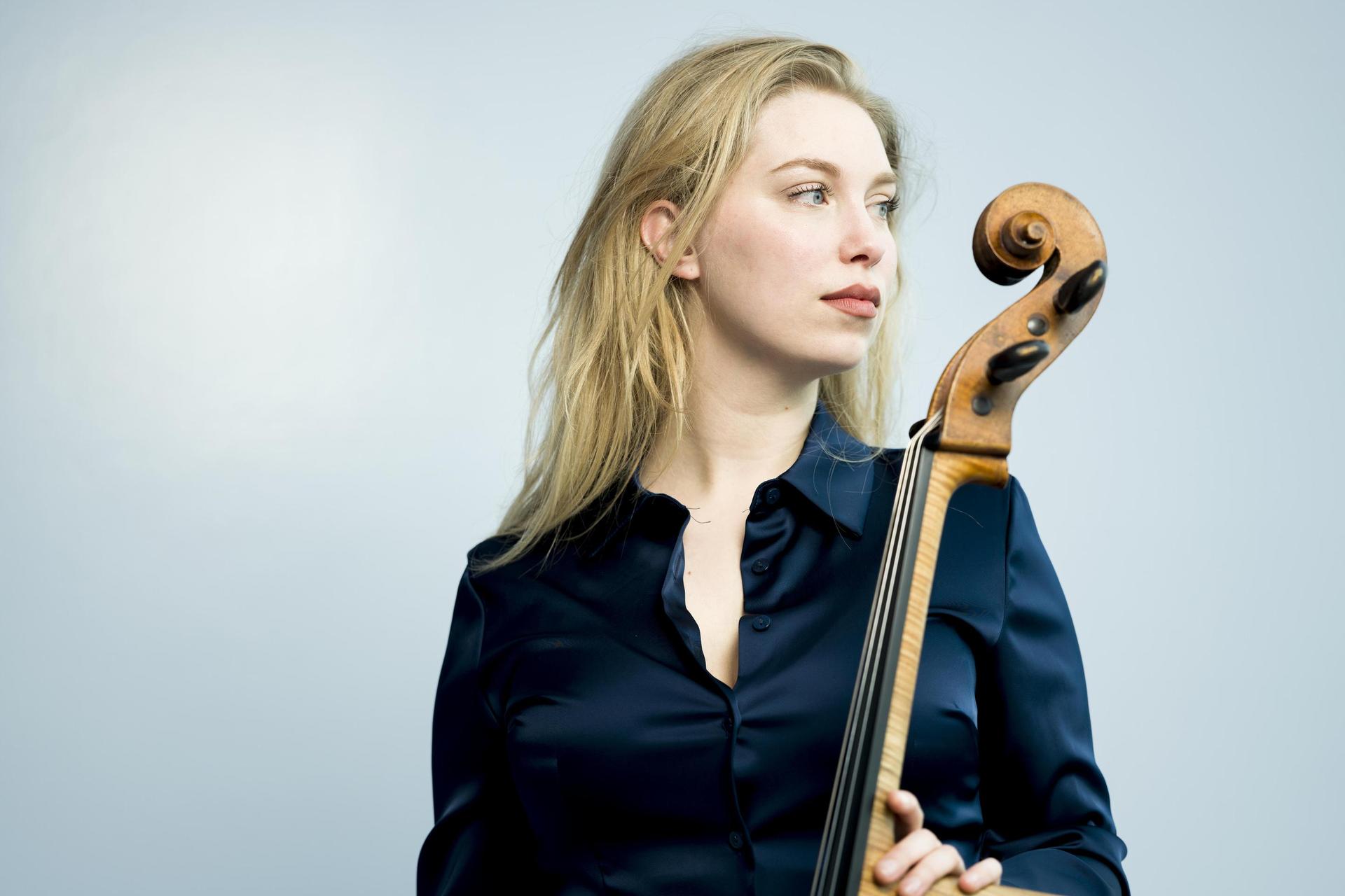 Hadewych van Gent poseert met haar cello