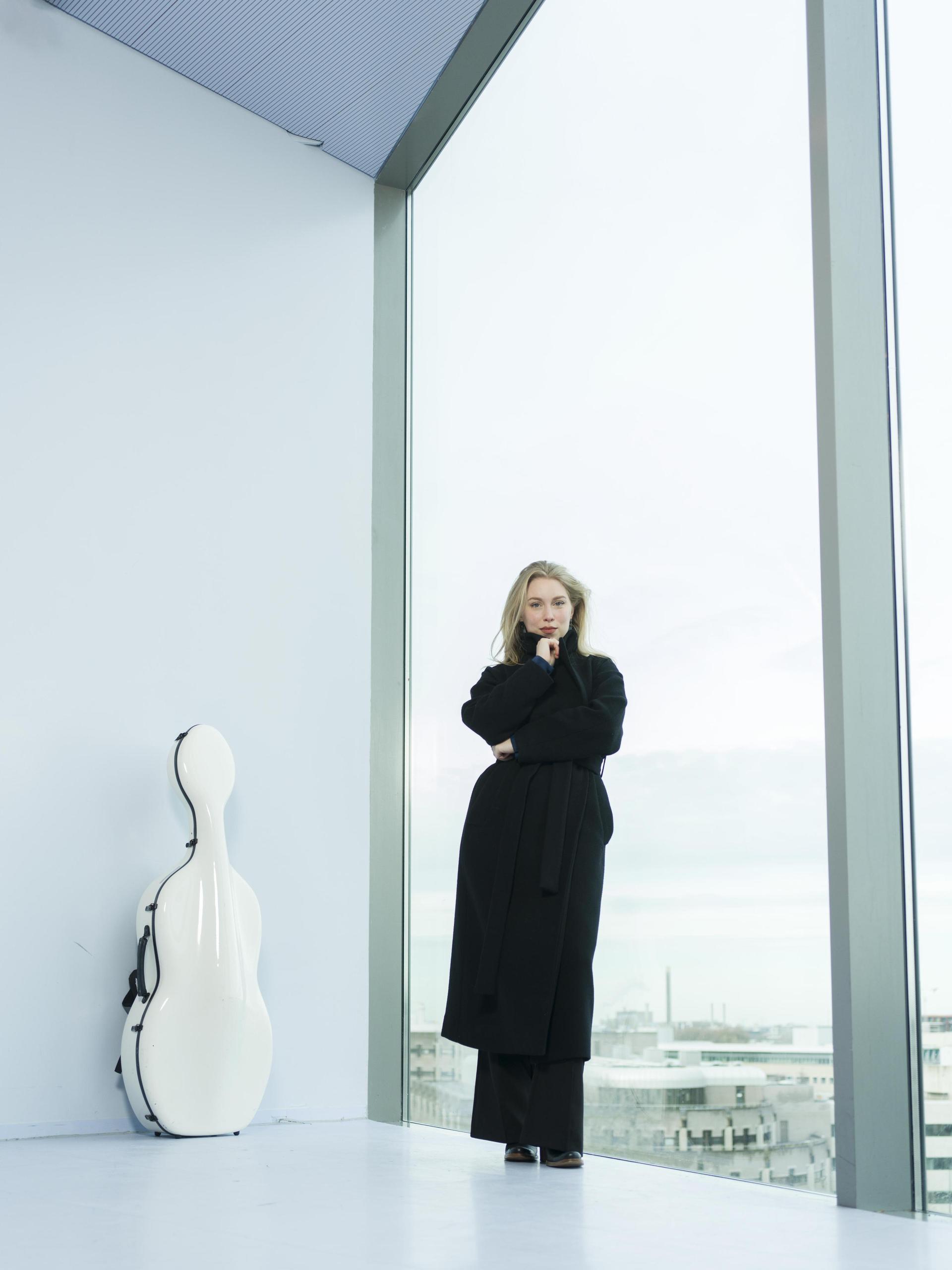 Hadewych van Gent poseert met haar cello