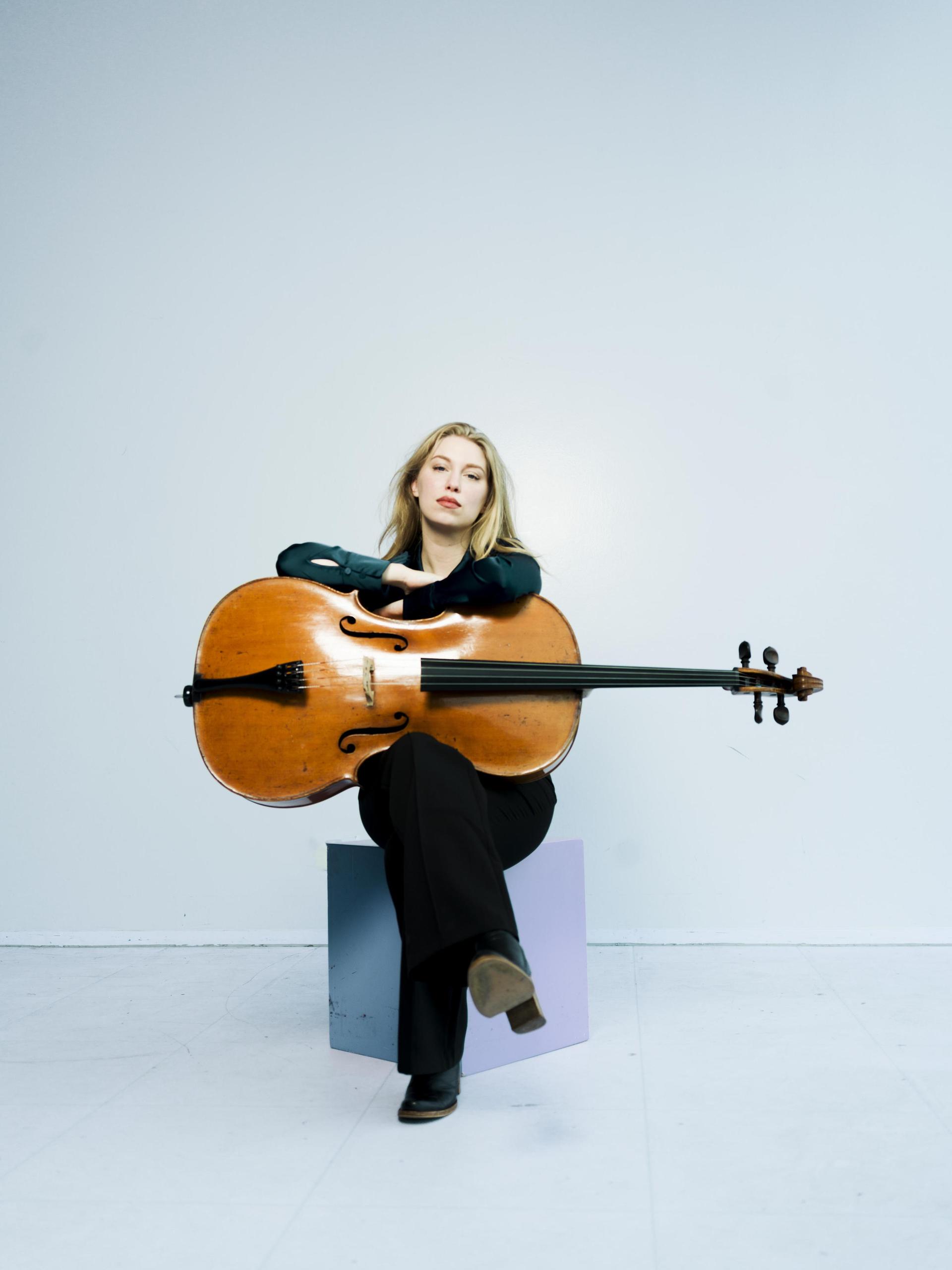 Hadewych van Gent poseert met haar cello