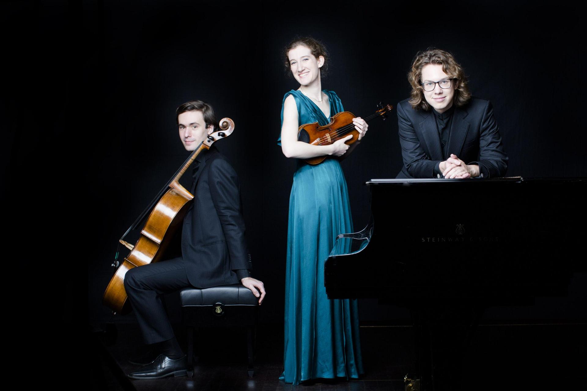 Van Baerle trio poseert