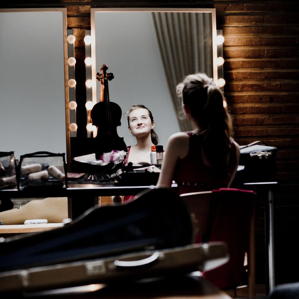 Noa Wildschut looks in the mirror