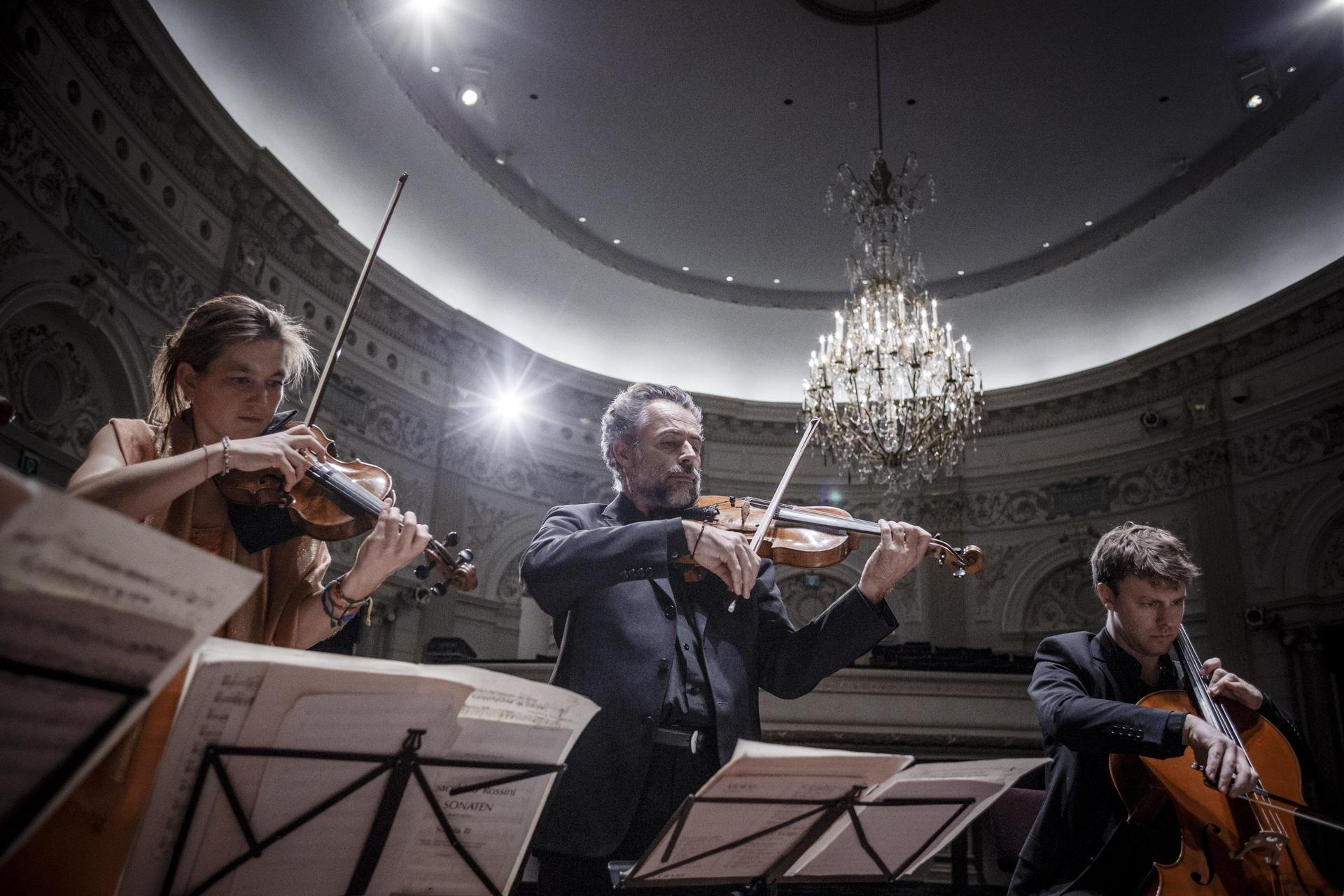 Camerata RCO poses and plays