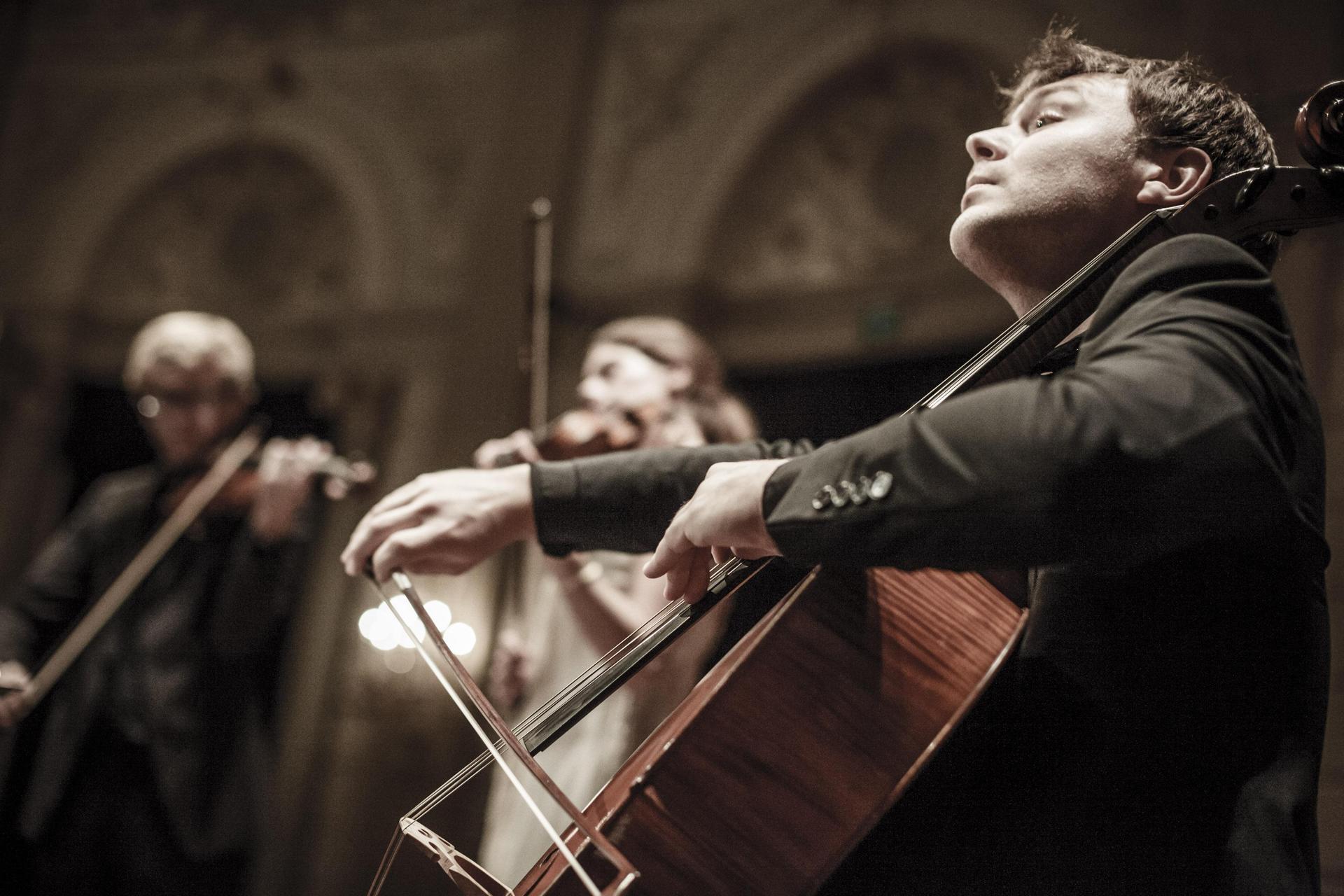 Camerata RCO poseert en speelt