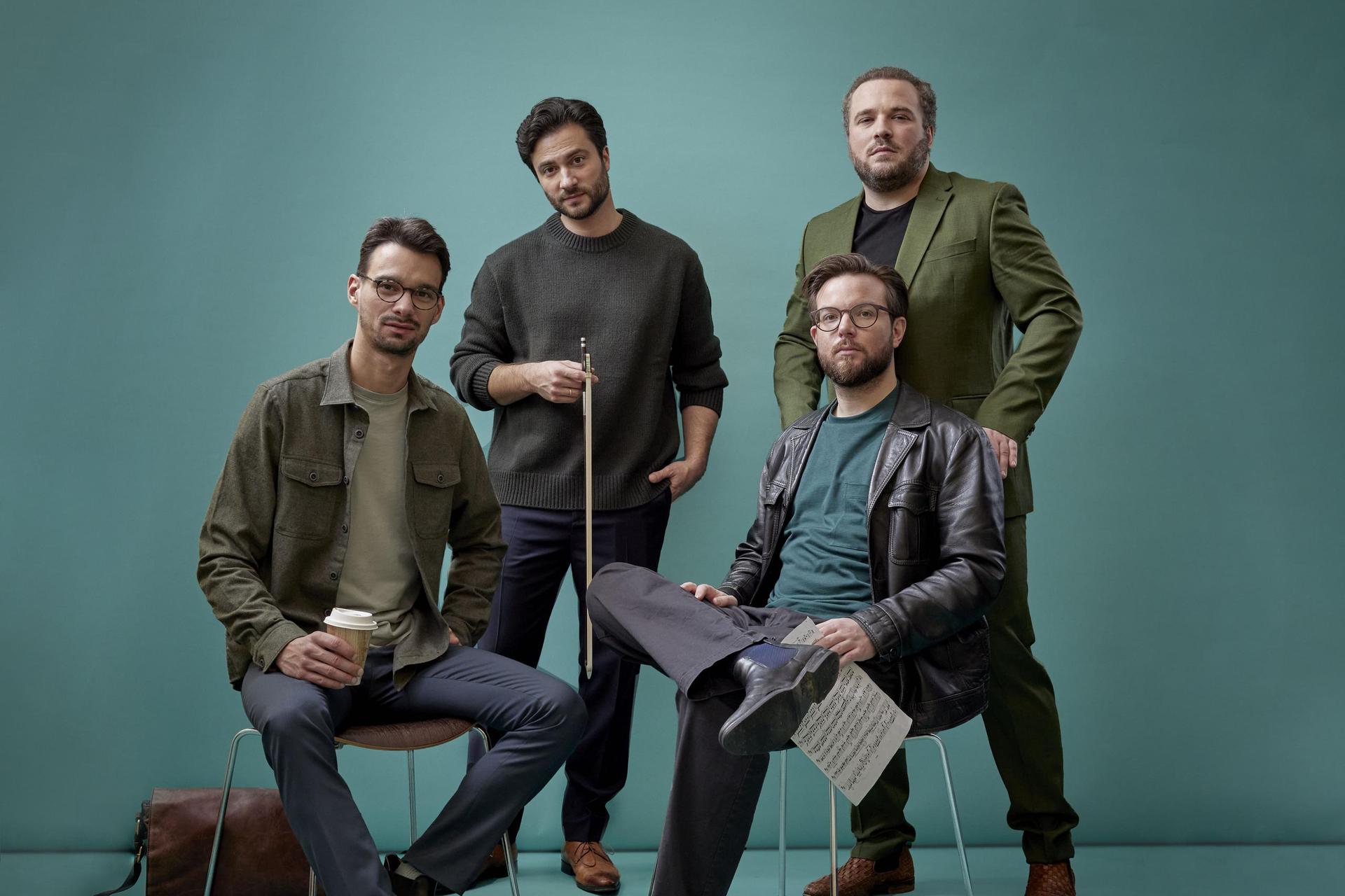 Goldmund quartet poseert met hun instrumenten