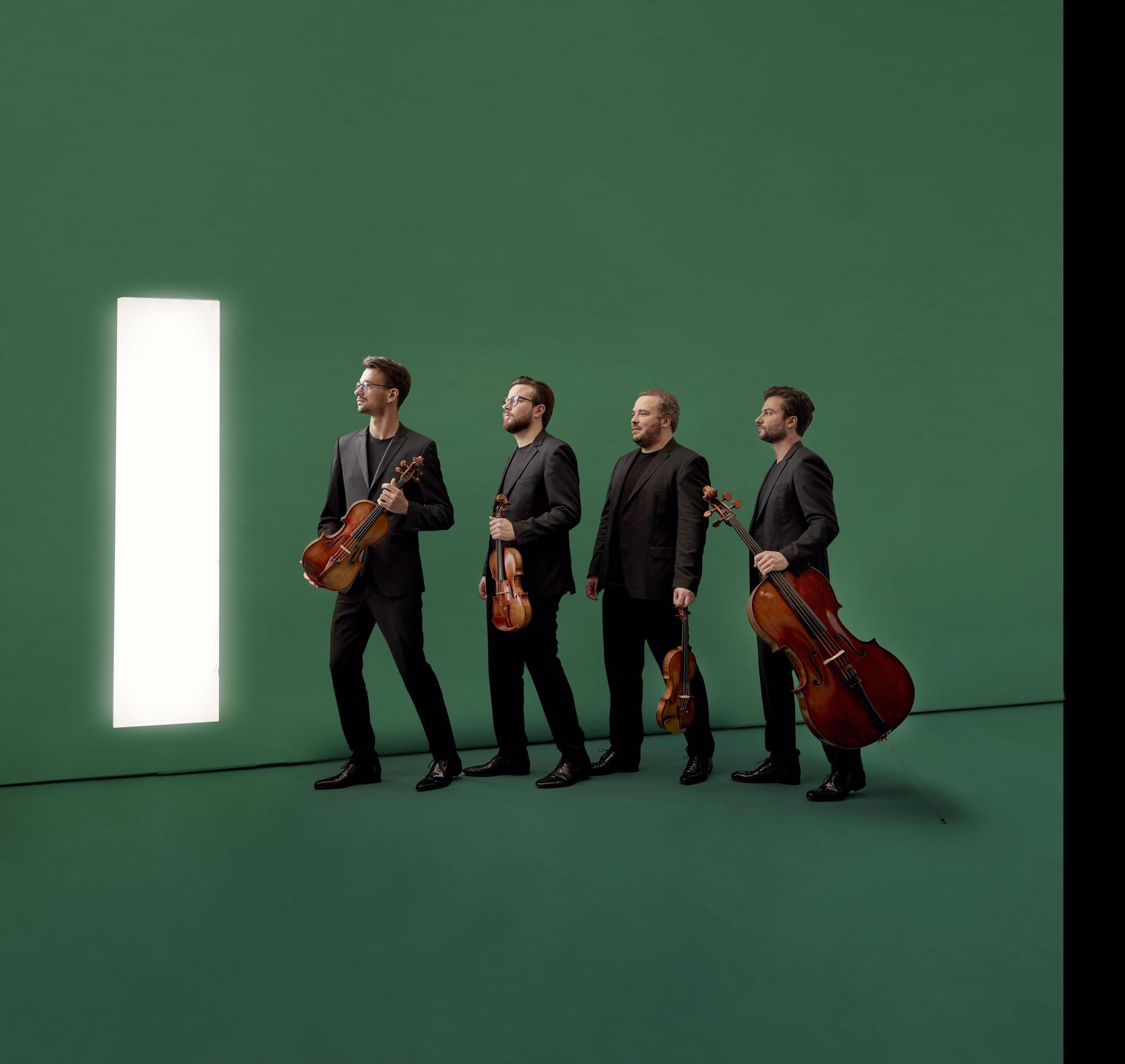 Goldmund quartet poseert met hun instrumenten