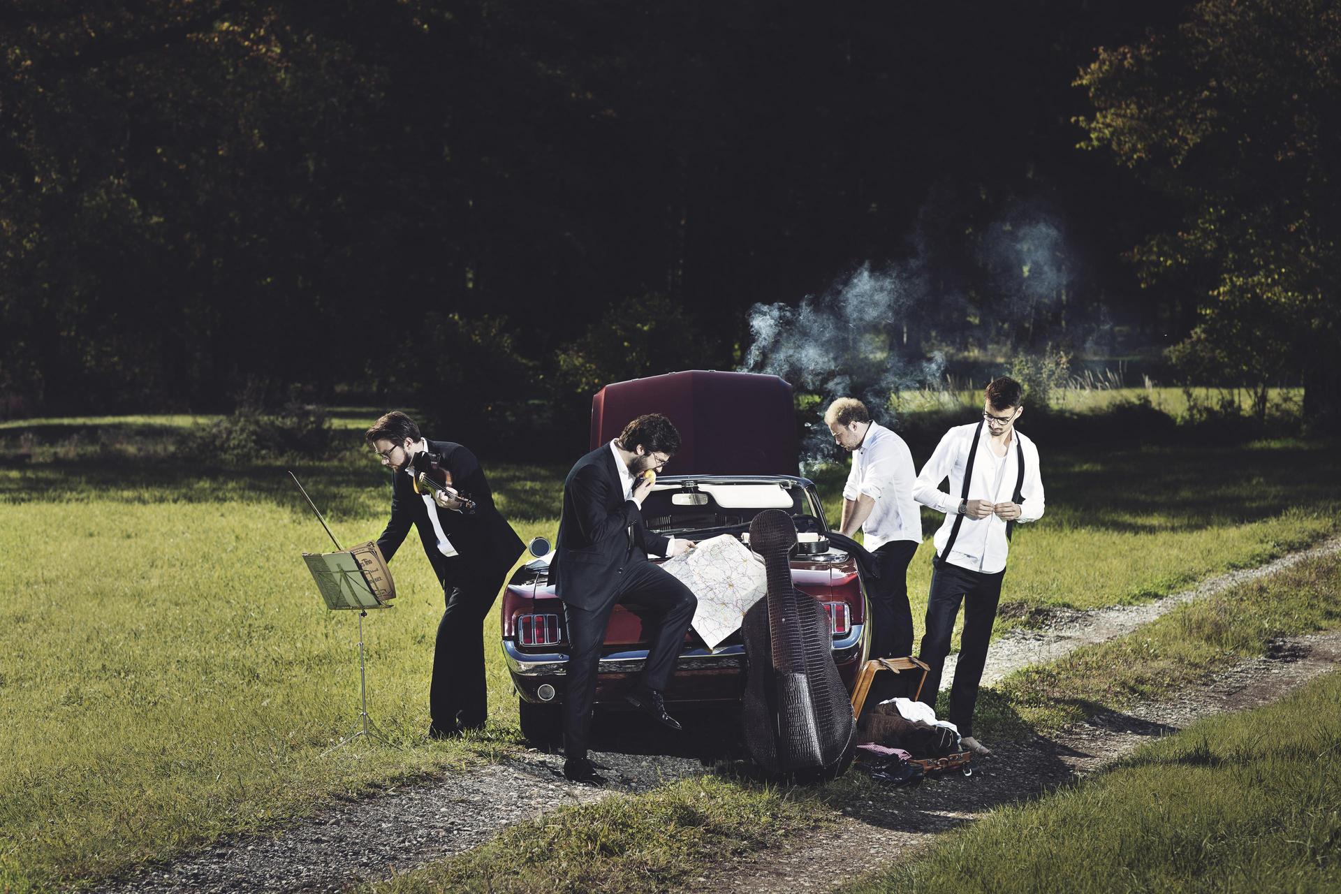 Goldmund quartet poseert met hun instrumenten
