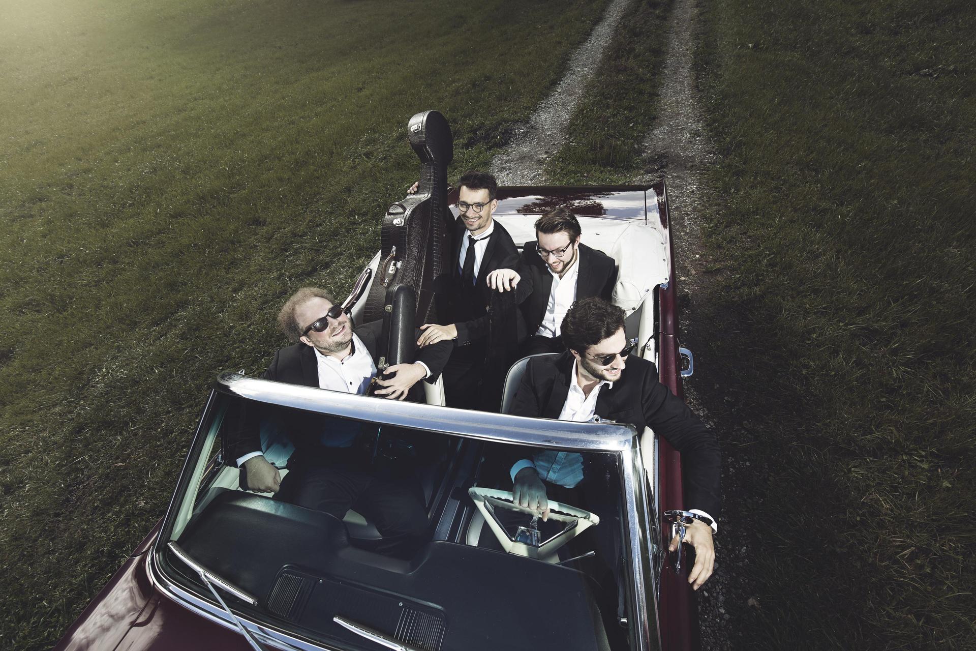 Goldmund quartet poseert met hun instrumenten