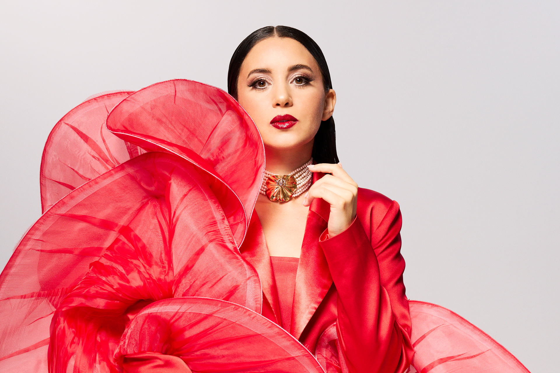 Karsu in rood-roze jurk
