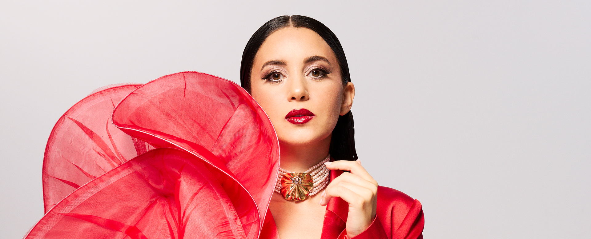 Karsu in rood-roze jurk