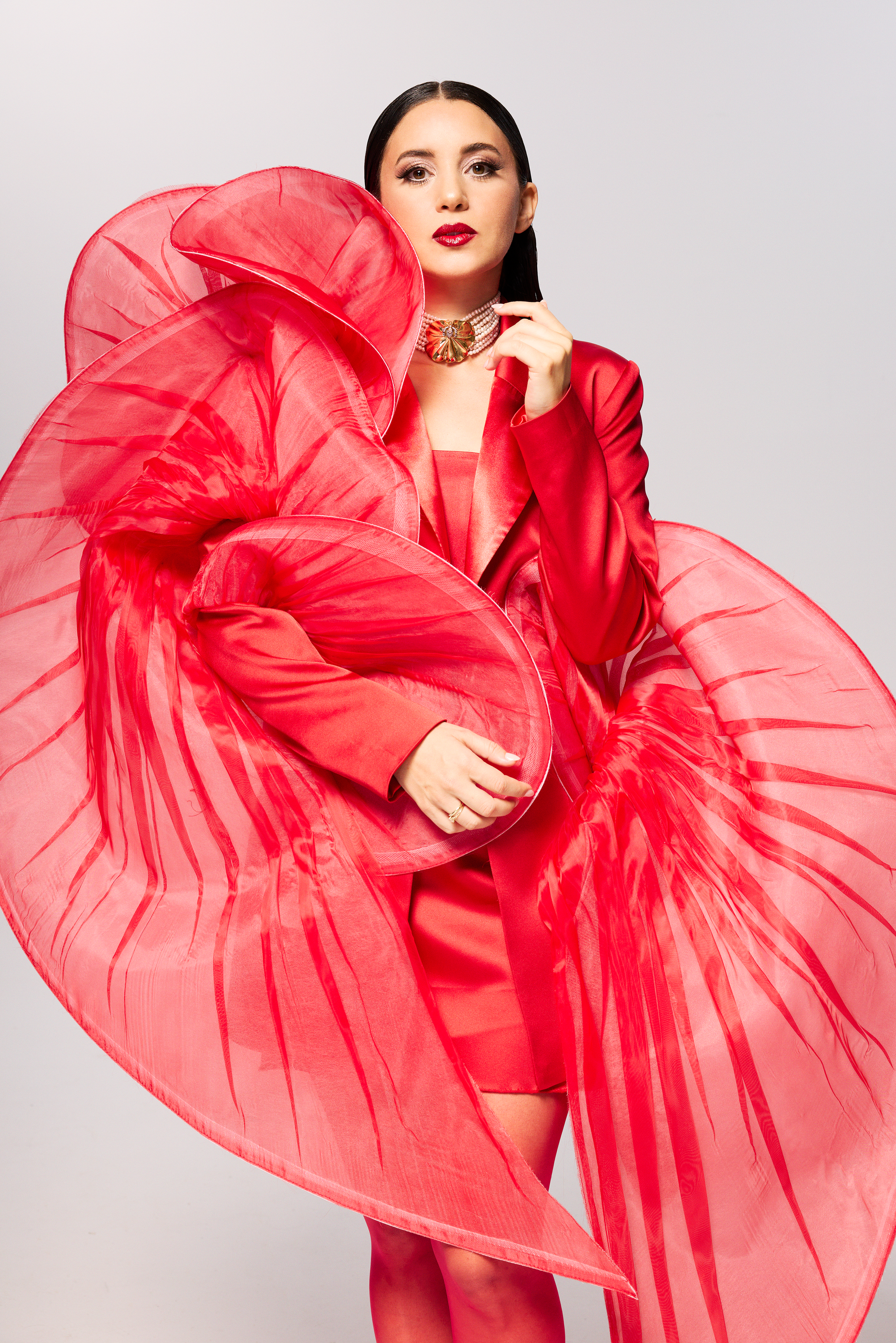 Karsu in rood-roze jurk