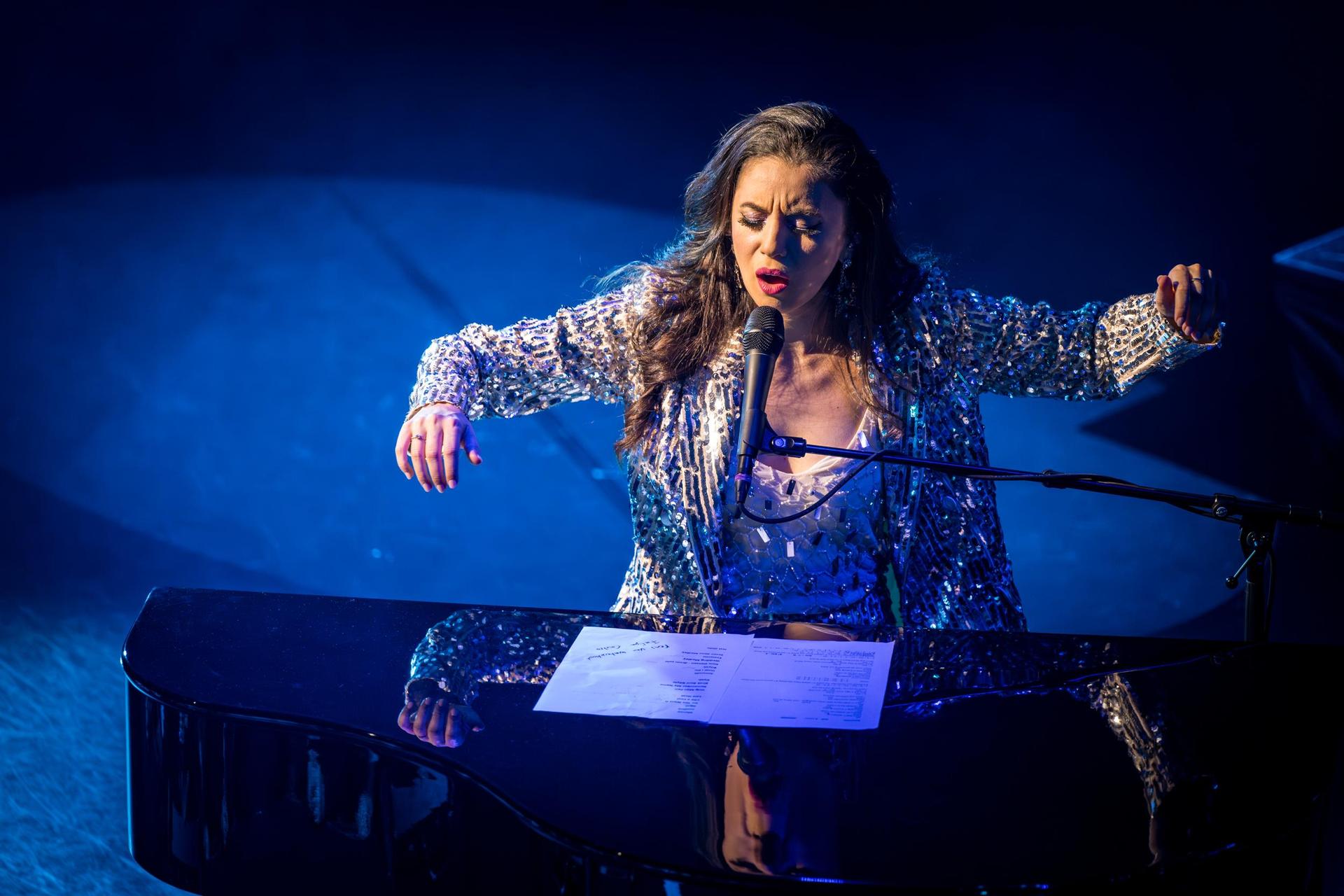 Karsu in the Grand Hall on stage