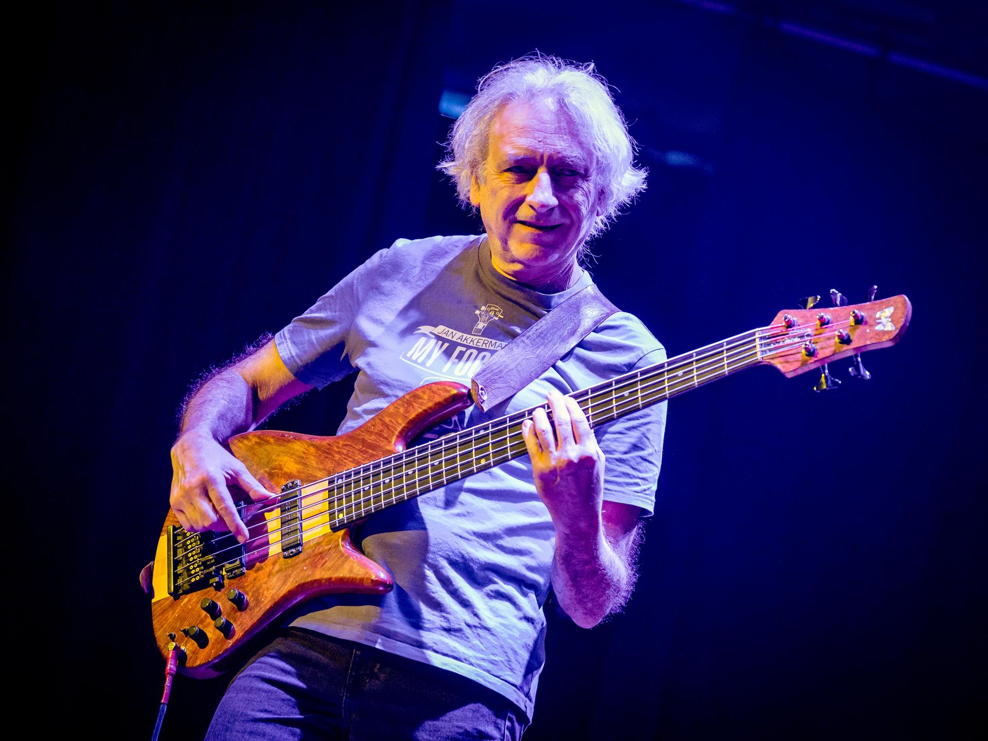 Jan Akkerman speelt met zijn band op het podium