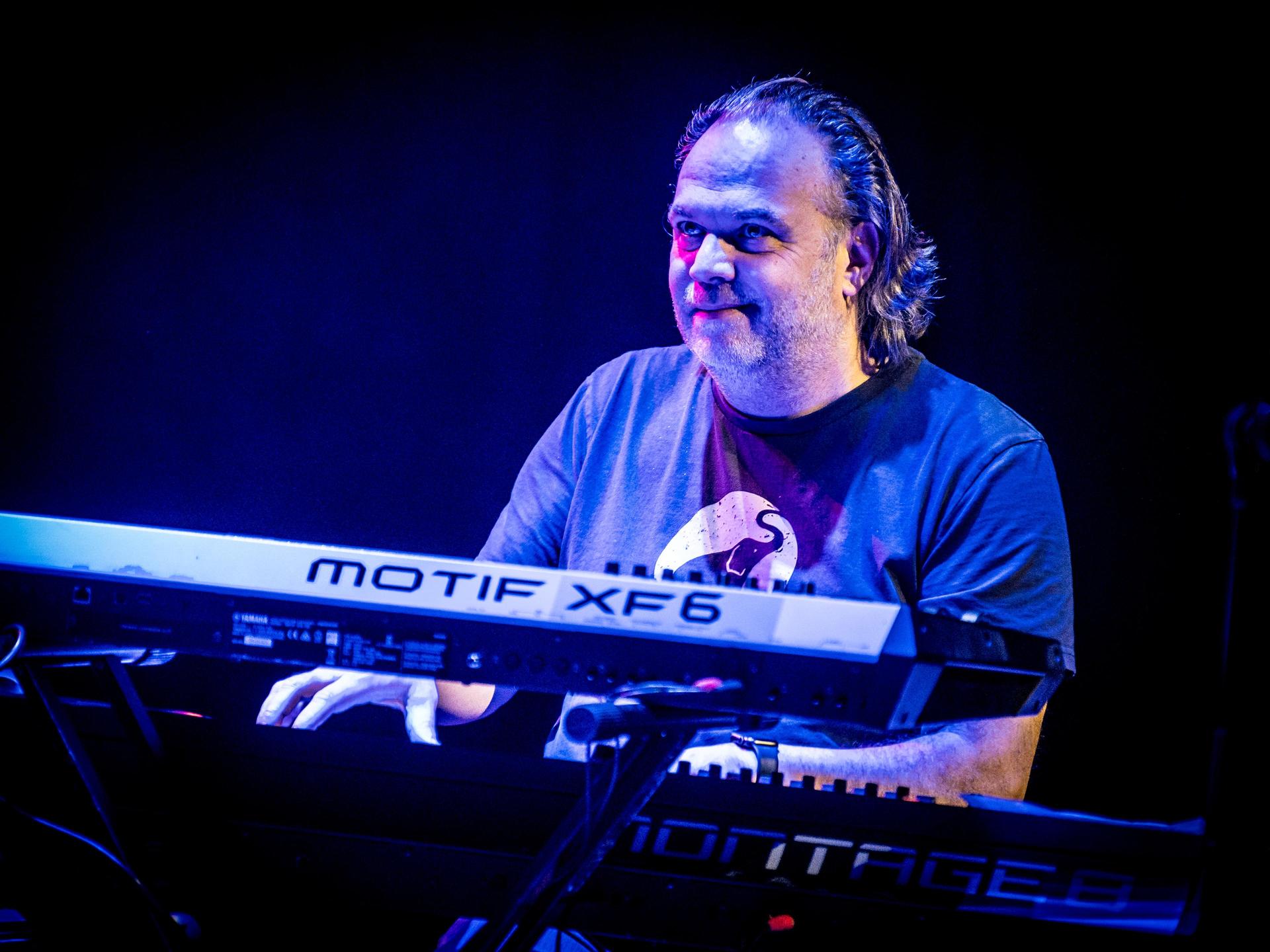 Jan Akkerman speelt met zijn band op het podium
