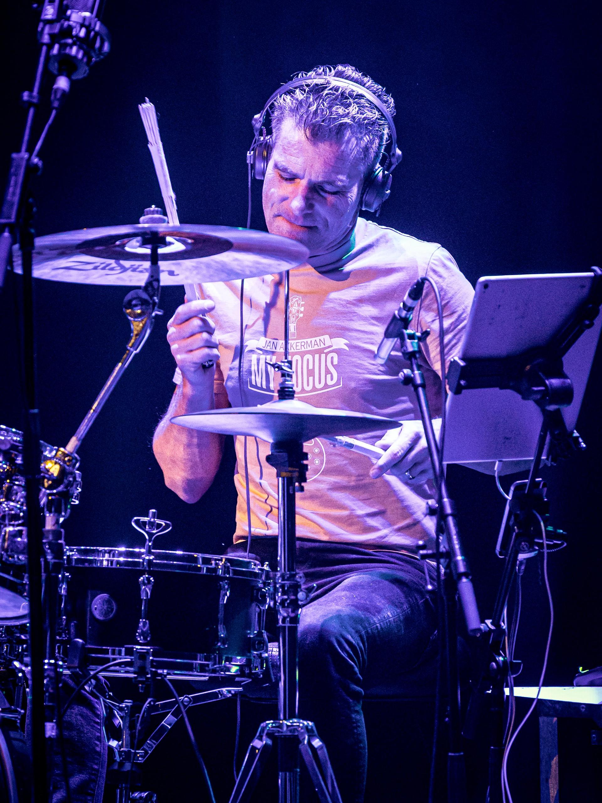 Jan Akkerman speelt met zijn band op het podium