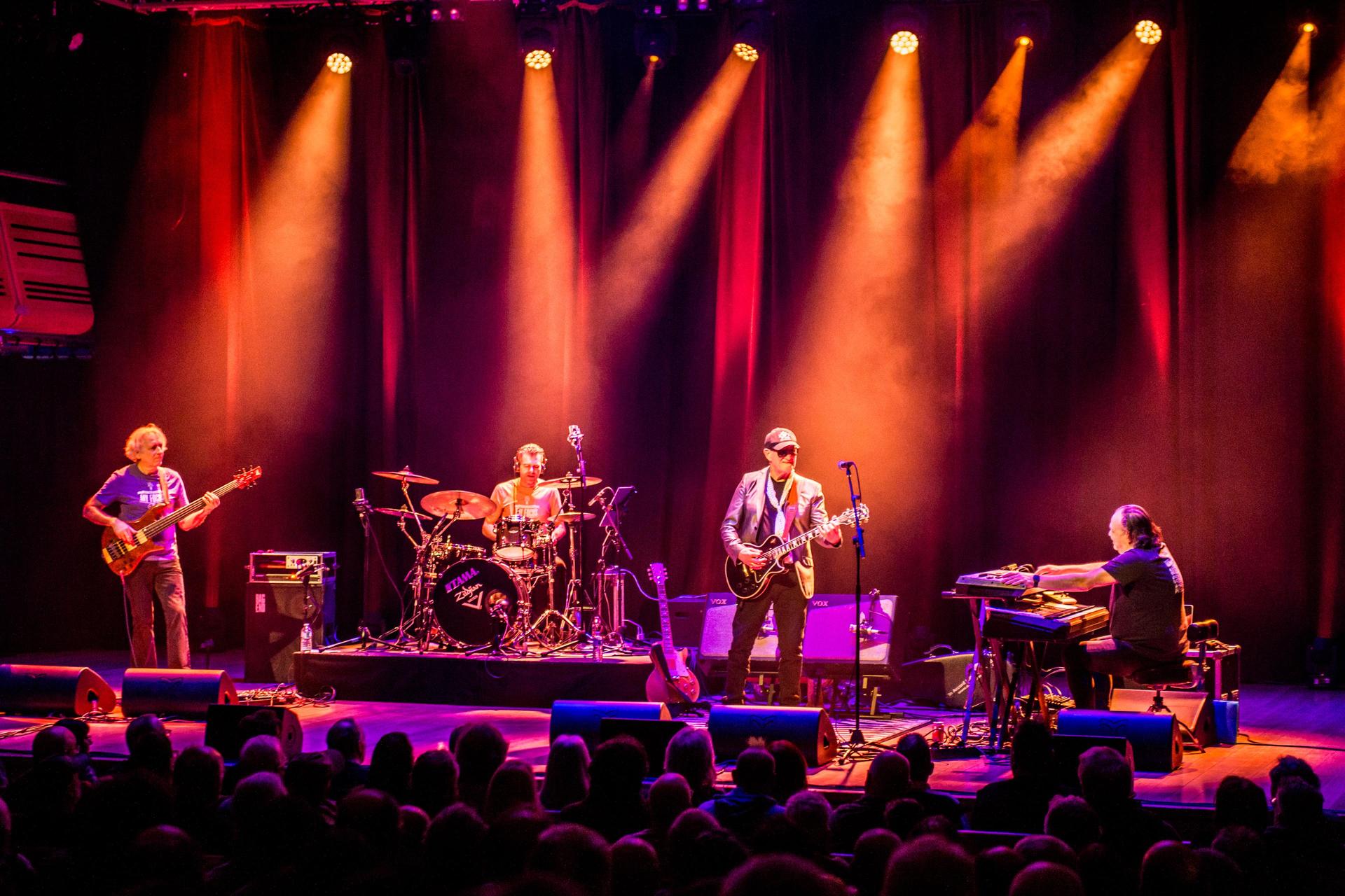 Jan Akkerman speelt met zijn band op het podium