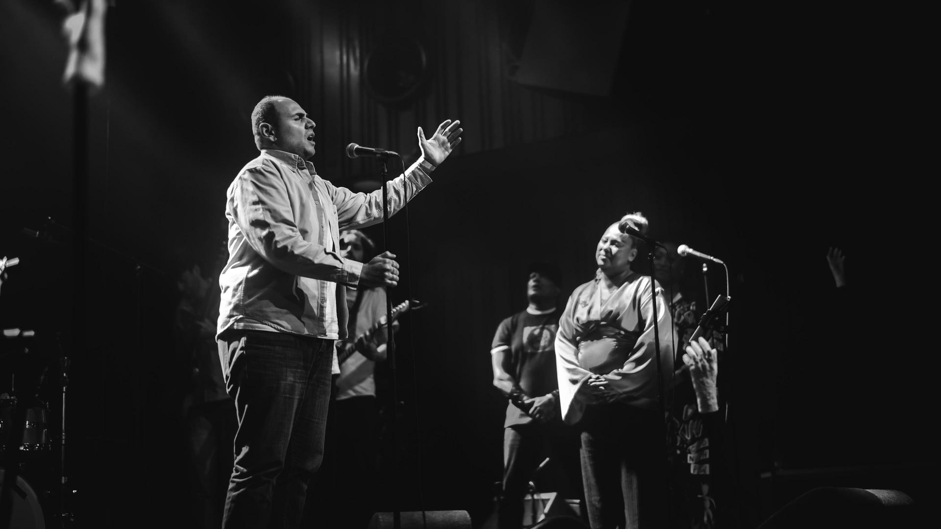 De niemanders staan op het podium muziek te maken