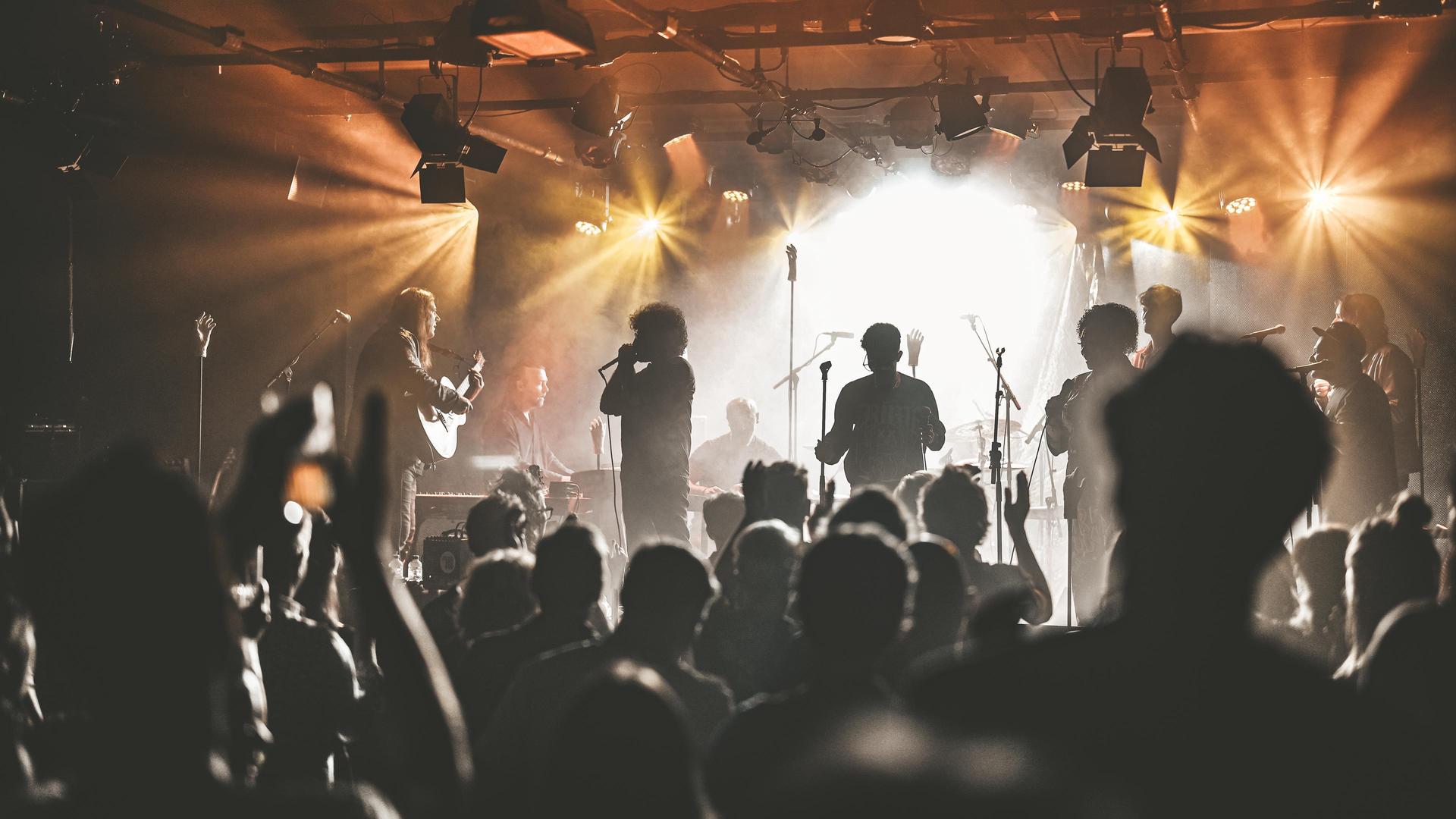 De niemanders staan op het podium muziek te maken