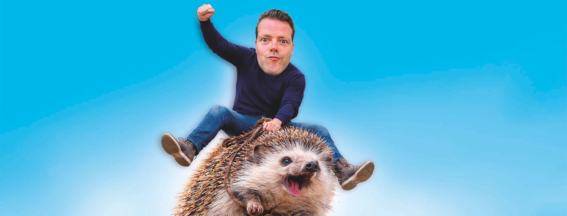 Martijn Koning op een egel