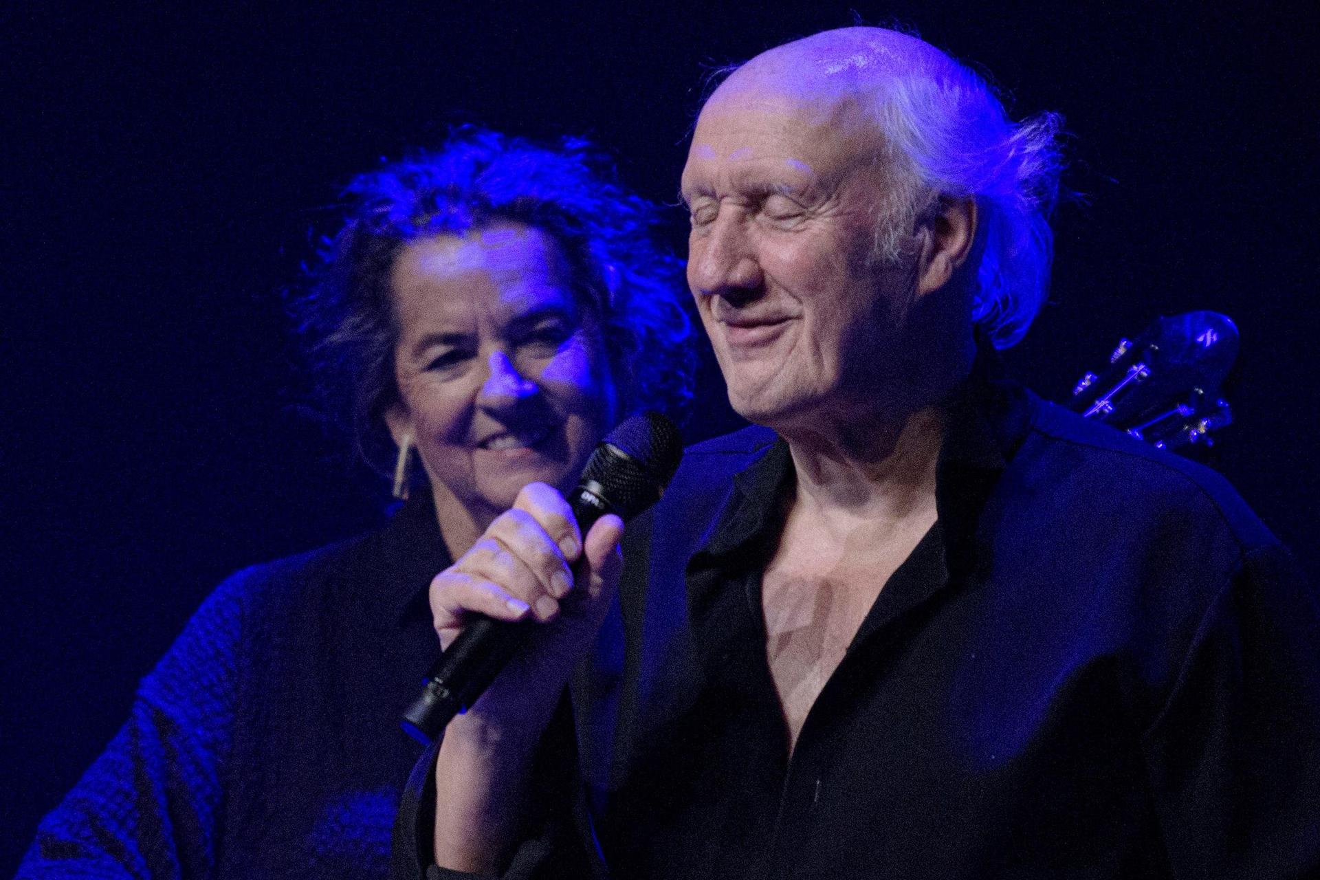 Herman van Veen staat op het podium