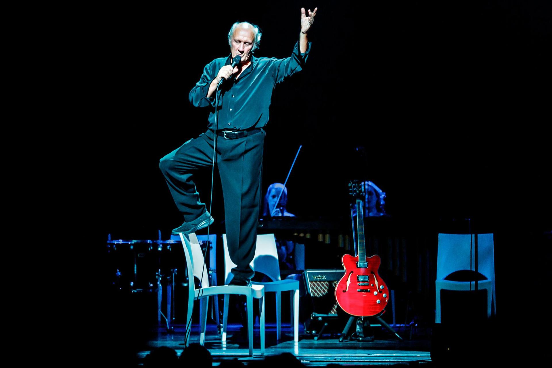 Herman van Veen takes the stage