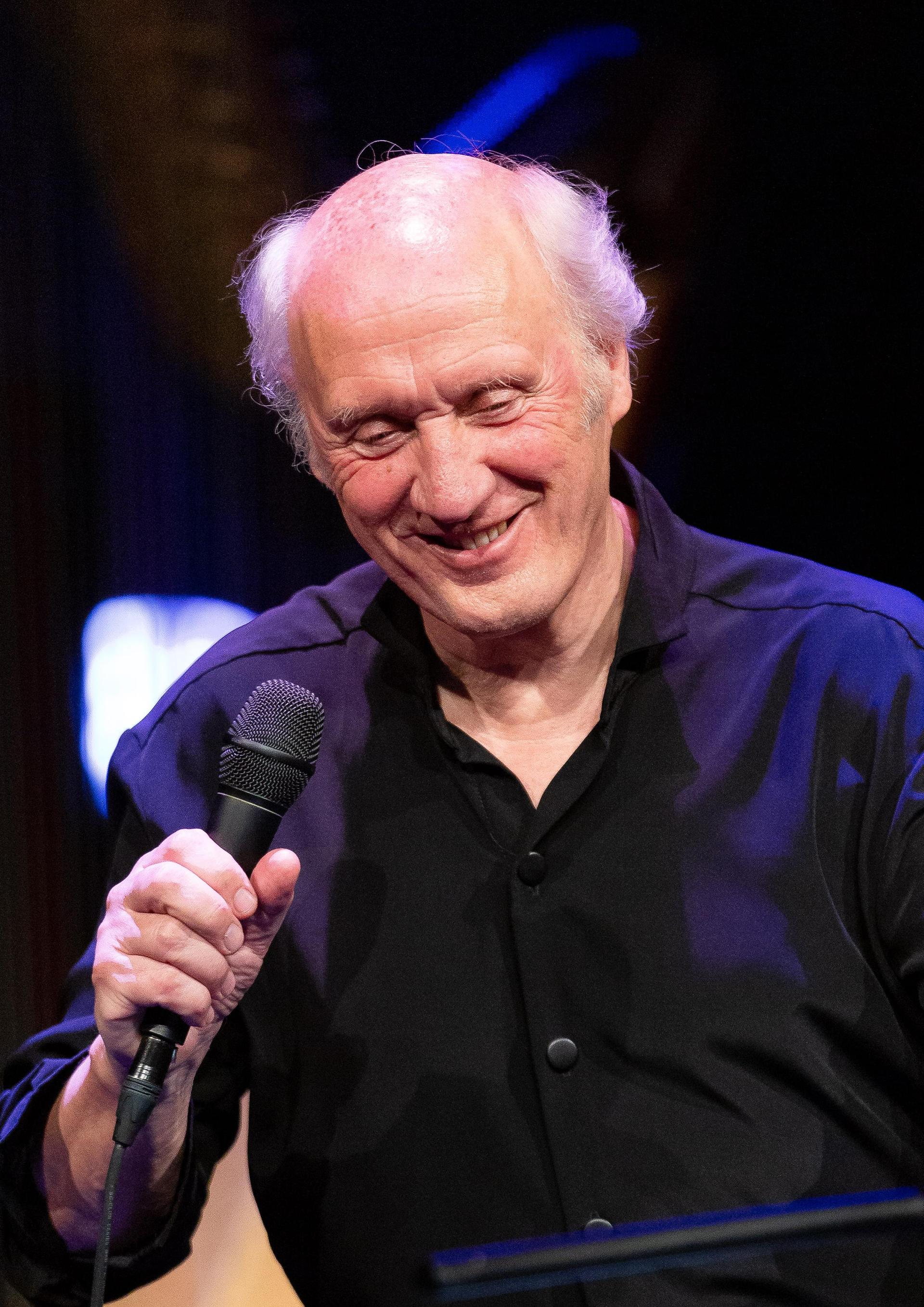 Herman van Veen takes the stage