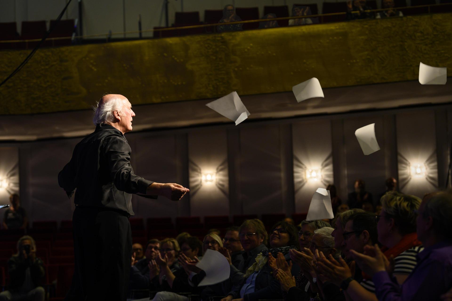 Herman van Veen takes the stage