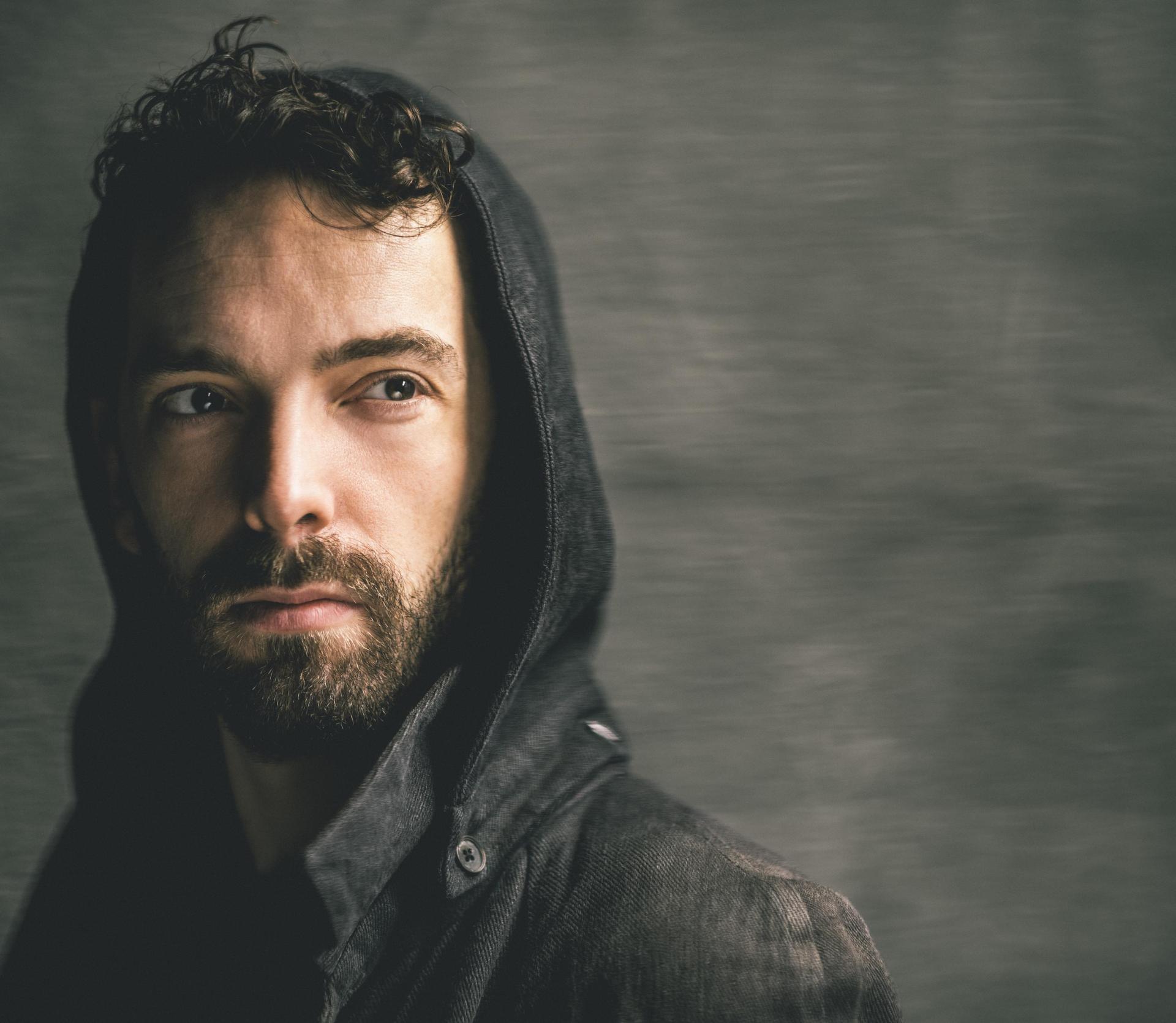 Remy van Kesteren - Hypnotiserende performance met harp, snaren en loops | THREADS